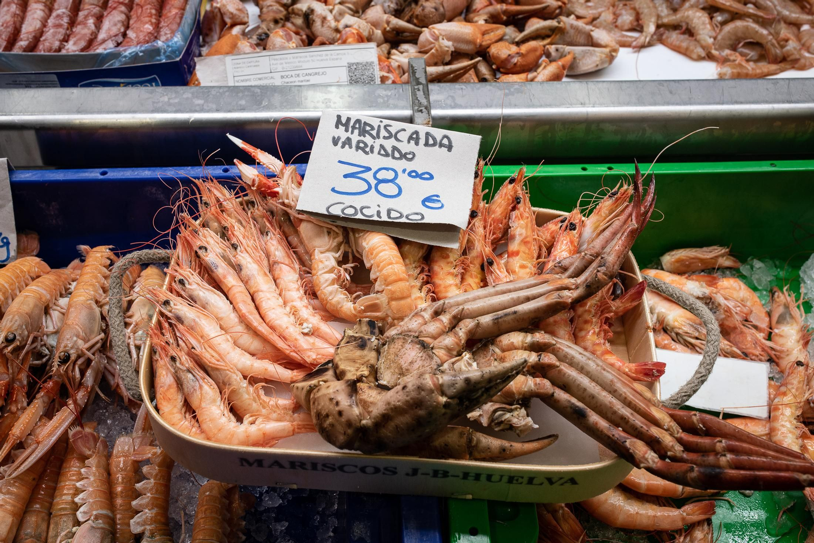 Las últimas compras en el Mercado del Carmen antes de Navidad, en imágenes