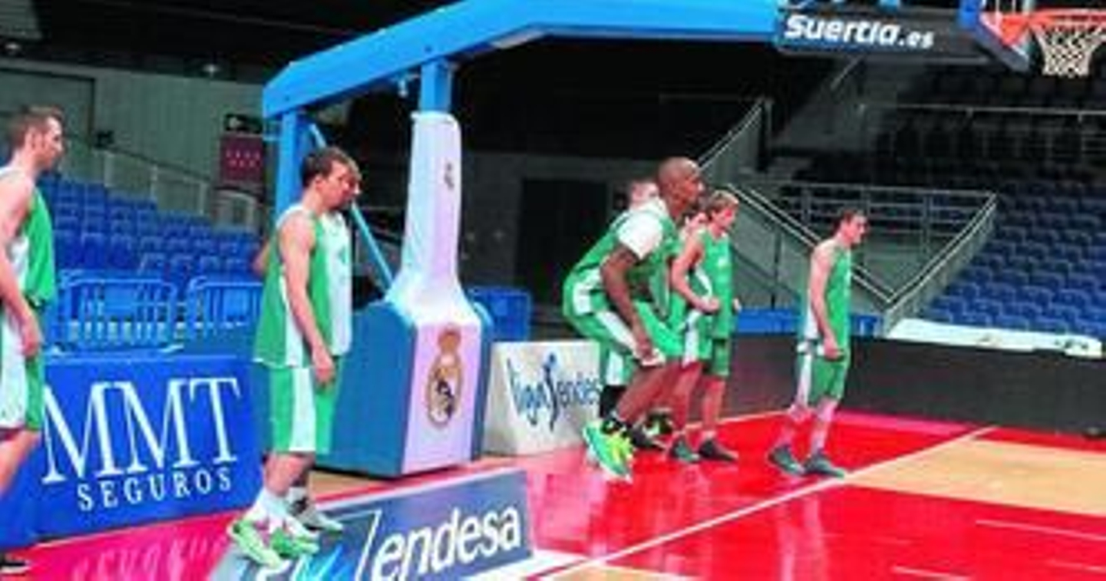 Los jugadores del Unicaja calienta, ayer, en el Palacio de los Deportes.