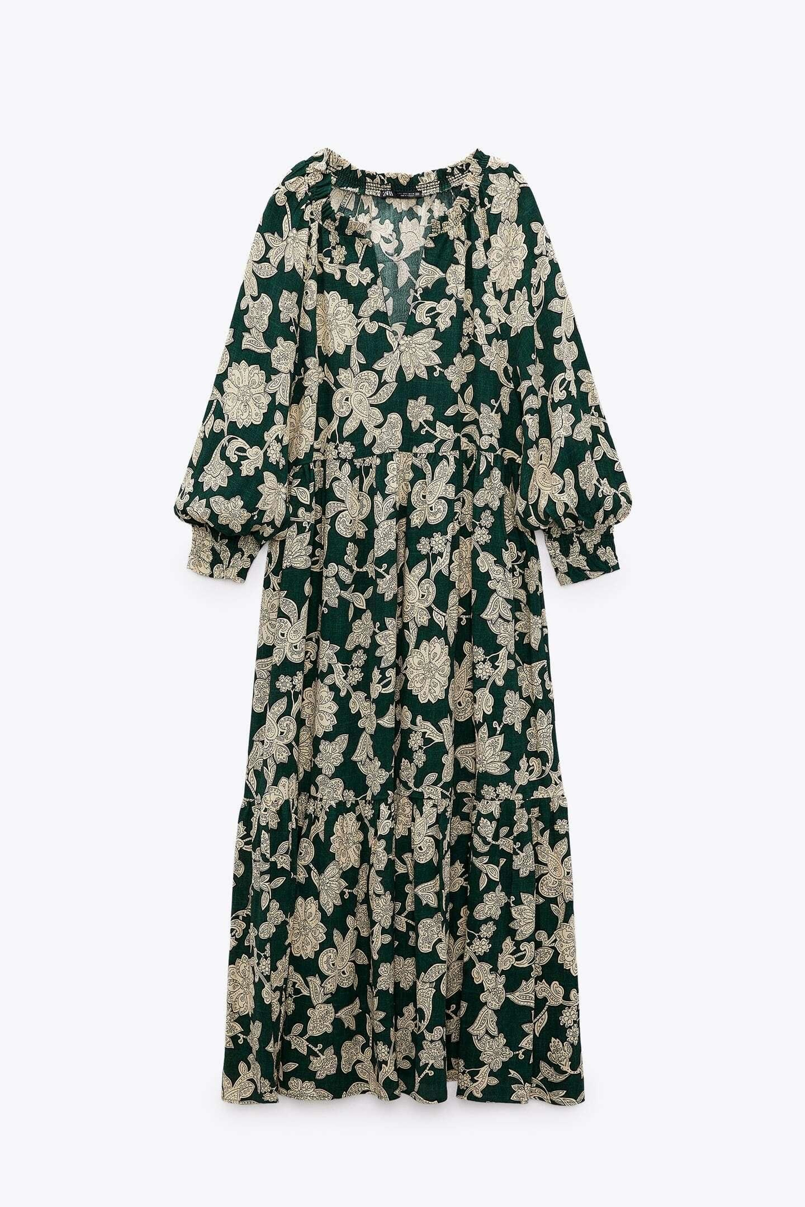 Vestido de flores oversize de Zara. Vestido de flores oversize de Zara.