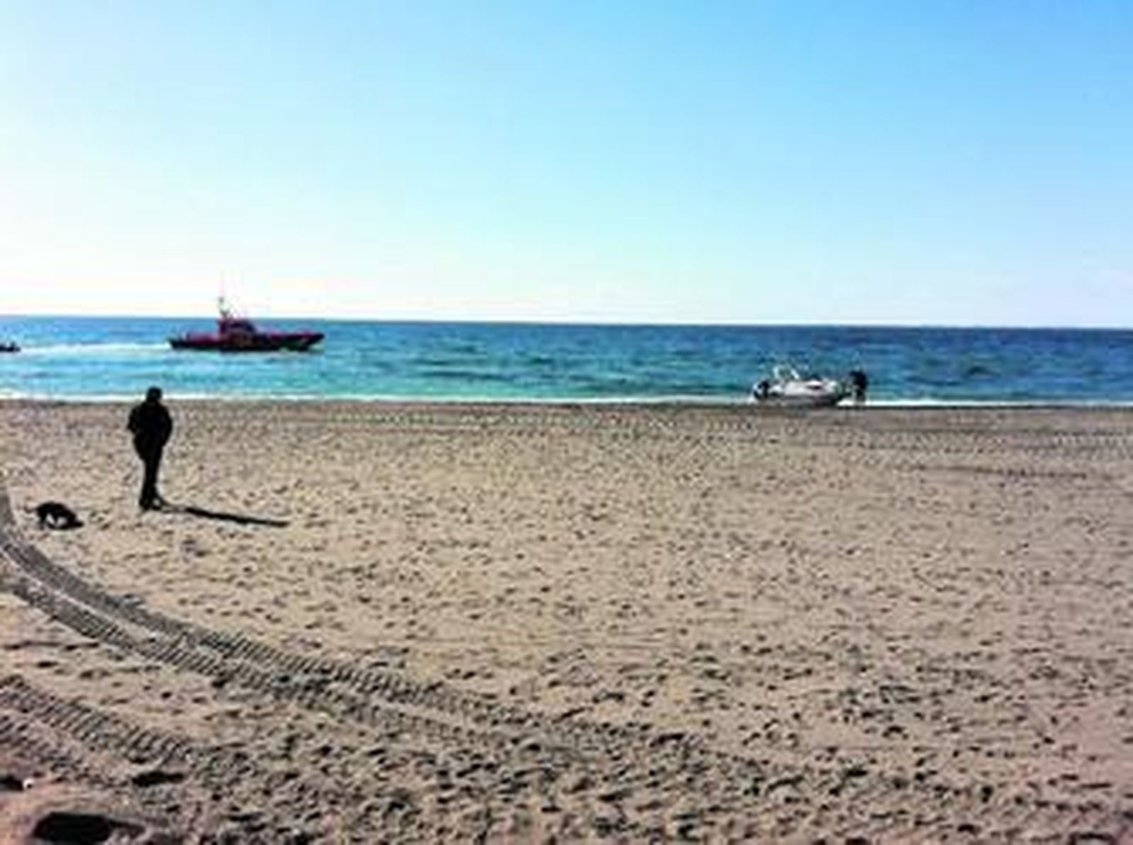 Rescate de una barca varada en El Zapillo