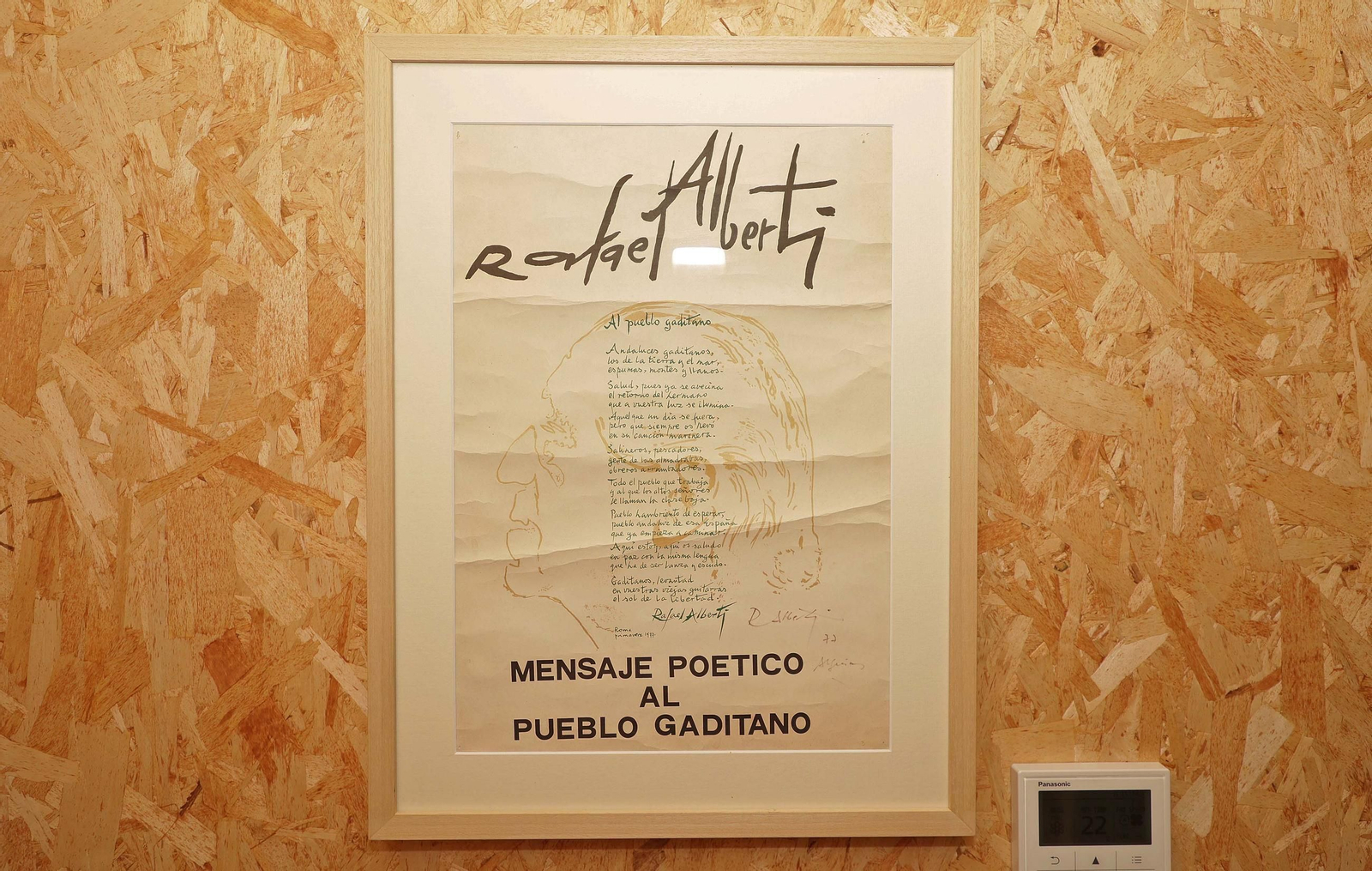 Donanción de la biblioteca y el fondo domucomental de Paco Esteban a la UCA, en imágenes