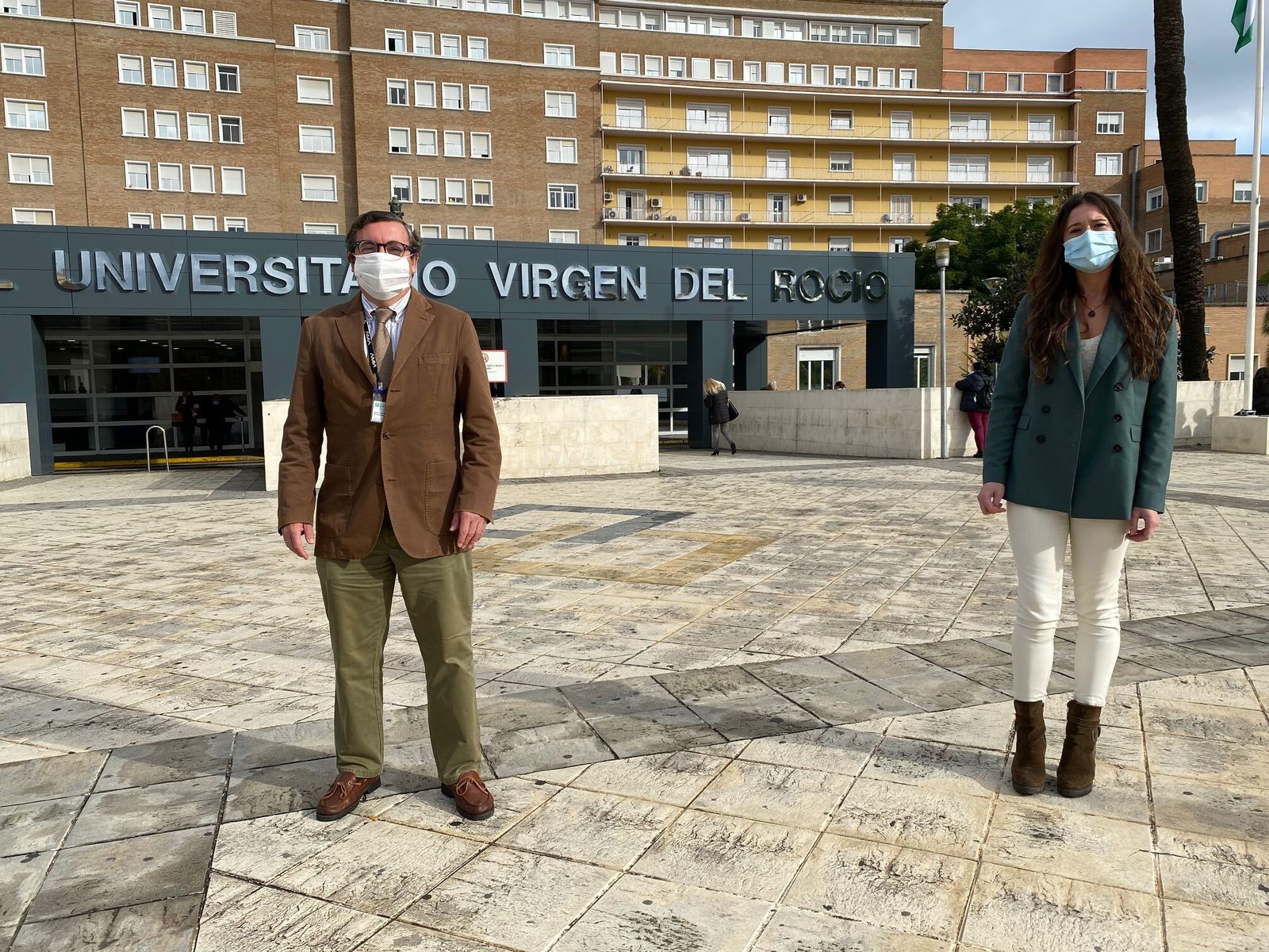 Dos de los profesionales del Grupo de Innovación Tecnológica del hospital, Carlos Parra y Sara González.