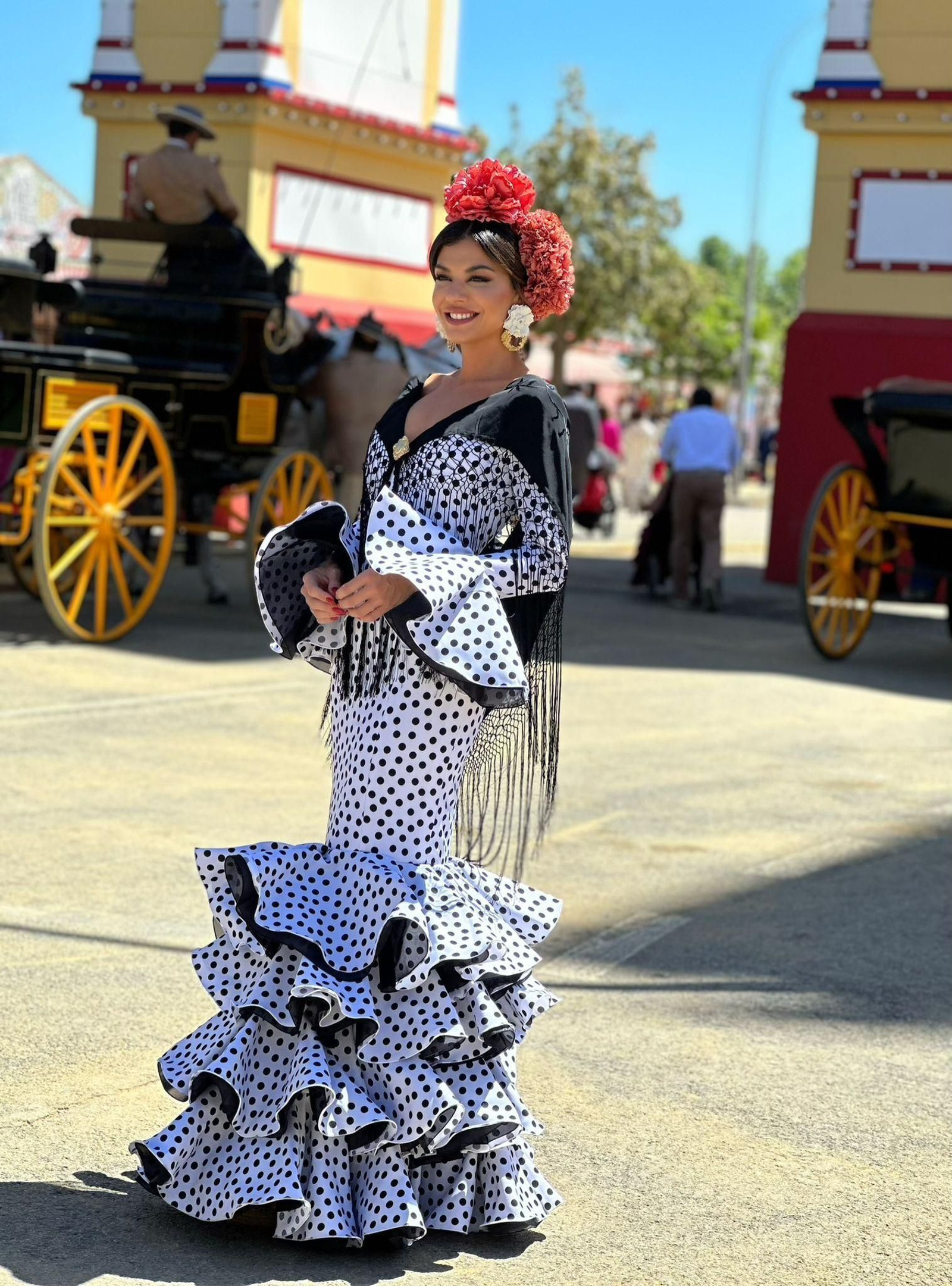 Mia Crespo con un traje de flamenca sencillo y clásico.