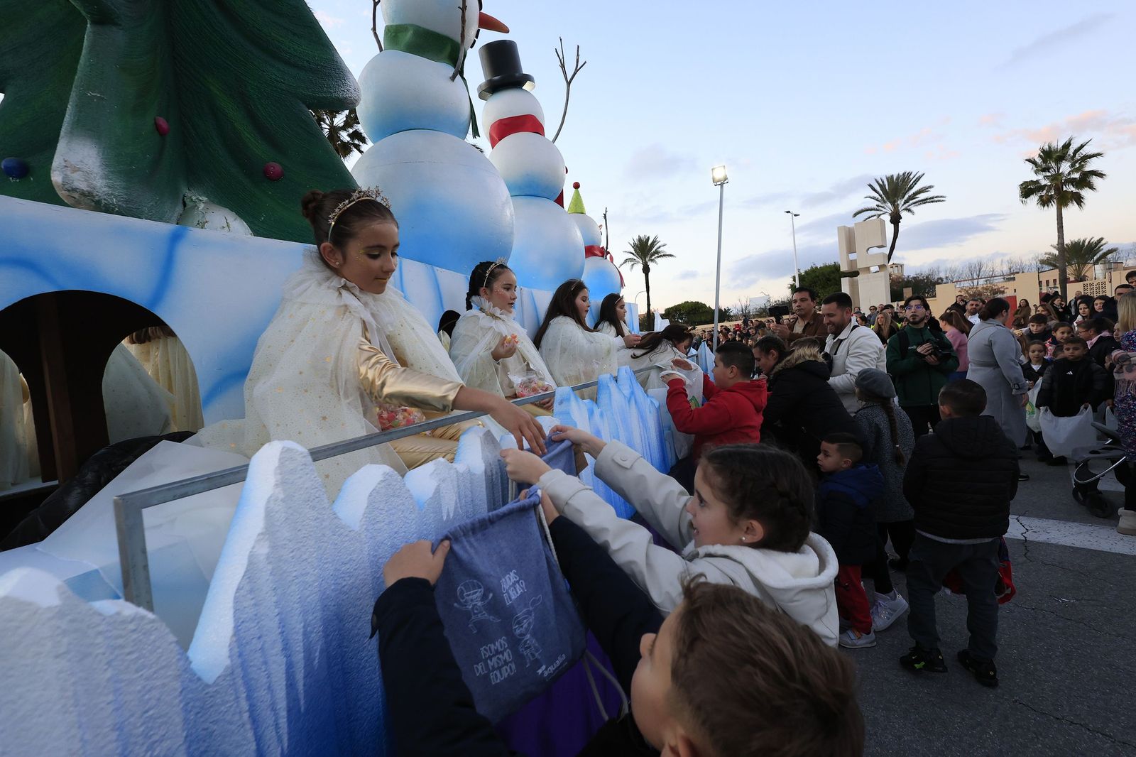 Búscate en las fotos de la cabalgata de Reyes Magos 2026 en La Línea