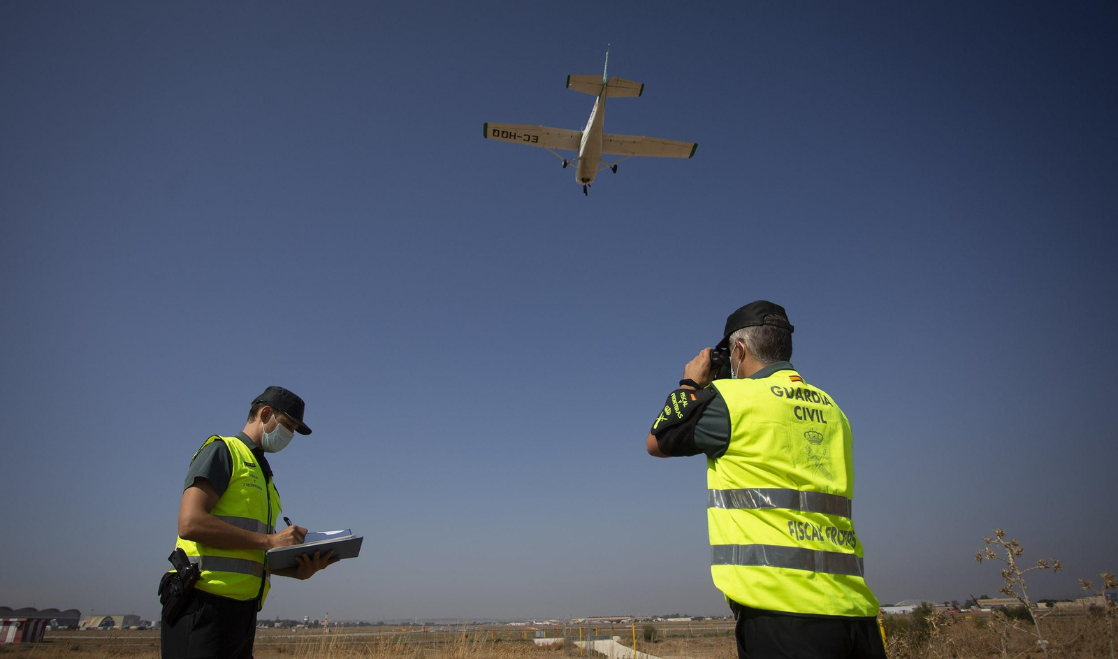 Dos guardias civiles del equipo Pegaso vigilan el aeropuerto de San Pablo.