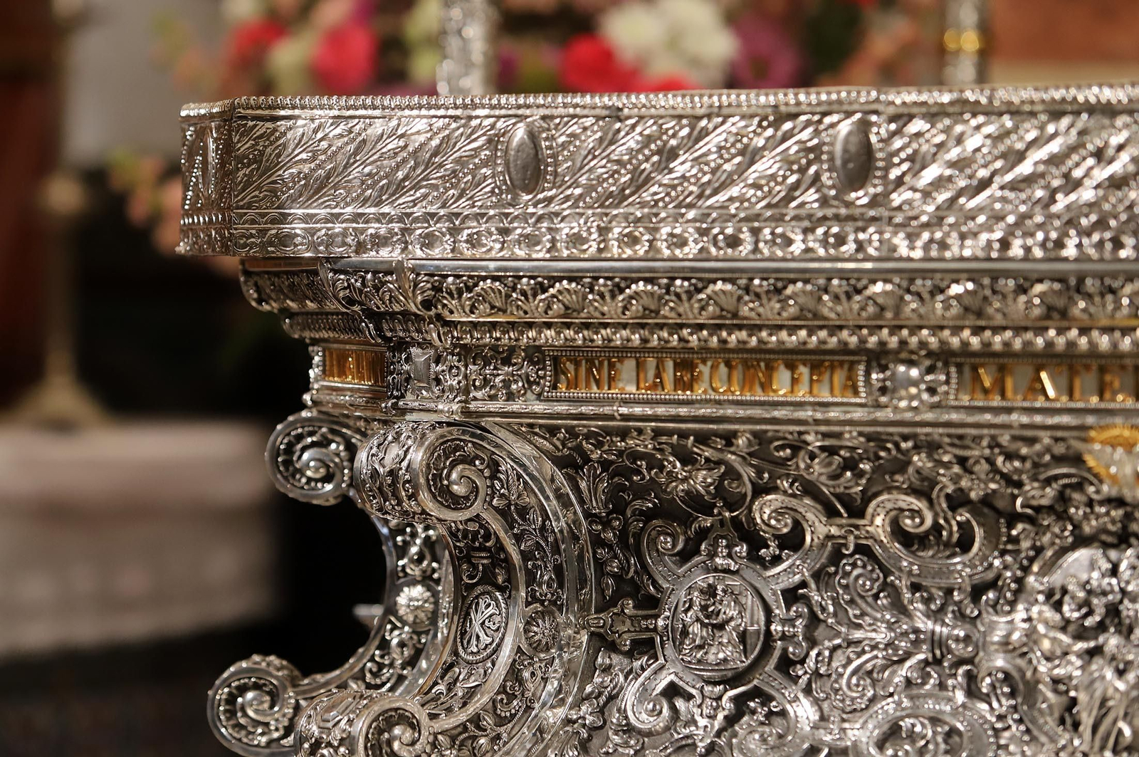 Imágenes de la Virgen del Rocío y sus nuevas andas