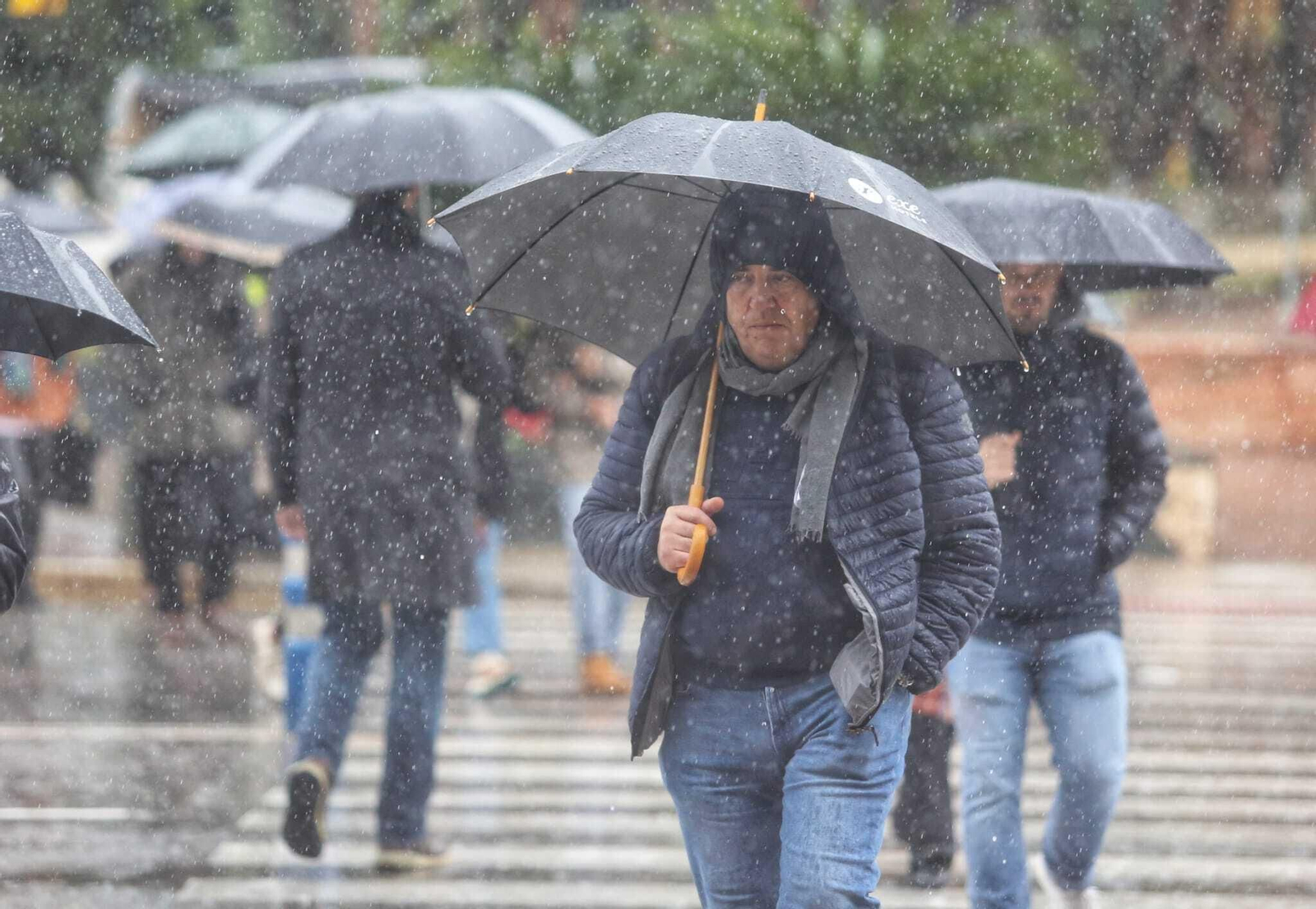 Un hombre bajo la lluvia en Málaga. Un hombre bajo la lluvia en Málaga.