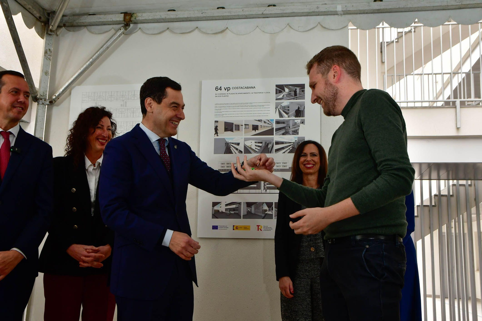 Moreno entrega las llaves de una de las casas a su nuevo inquilino