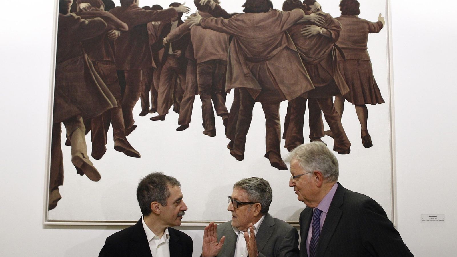 Juan Genovés (en el centro) durante la colocación de 'El abrazo' en el Congreso.