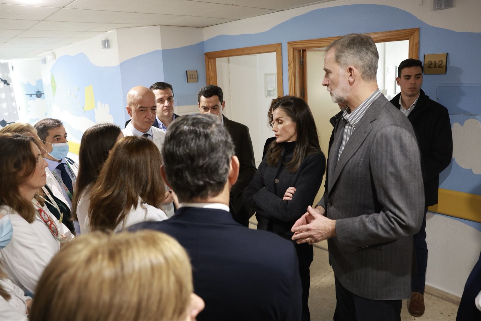 Los reyes visitan a los heridos del accidente de Adamuz en el Reina Sofía, en imágenes