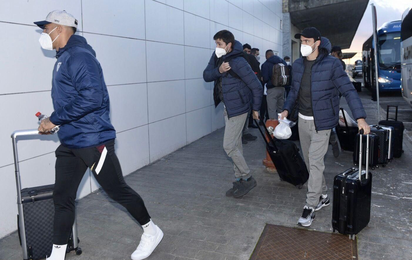 Diego Carlos y Delaney se aprestan a subirse al avión que trasladó al Sevilla a Madrid.