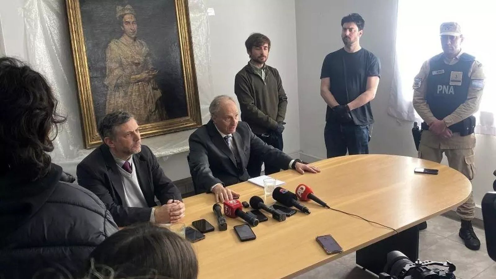 Las autoridades argentinas con el cuadro de fondo