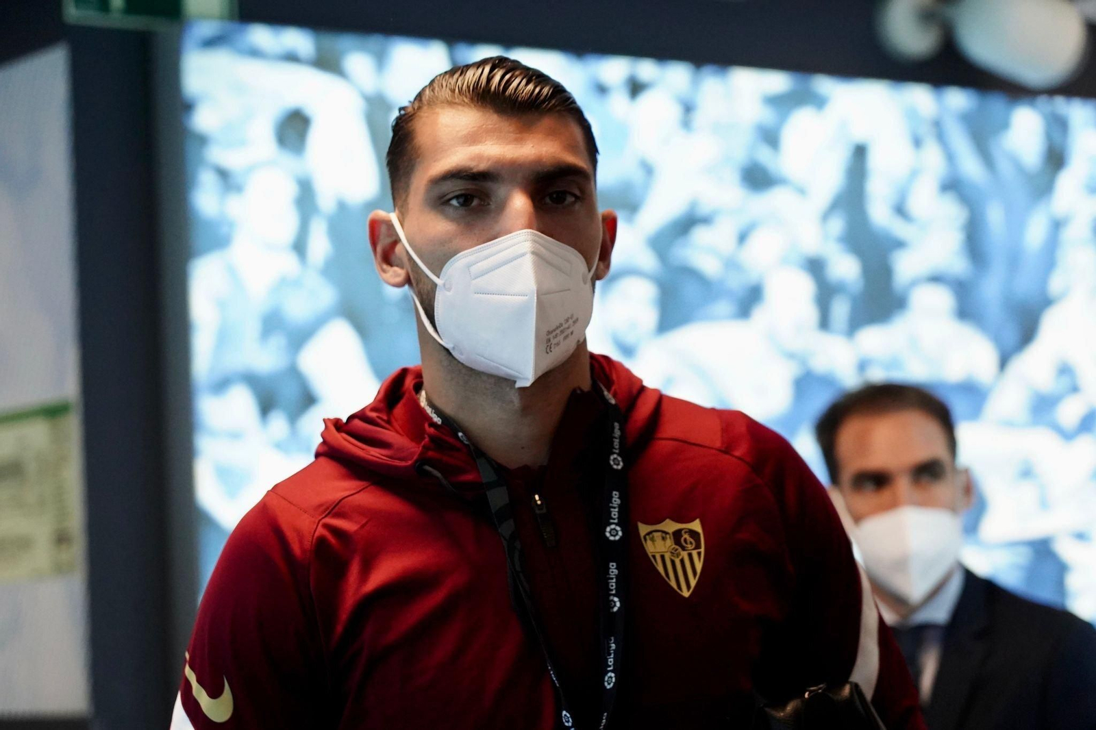 Rafa Mir, en un viaje con el Sevilla.