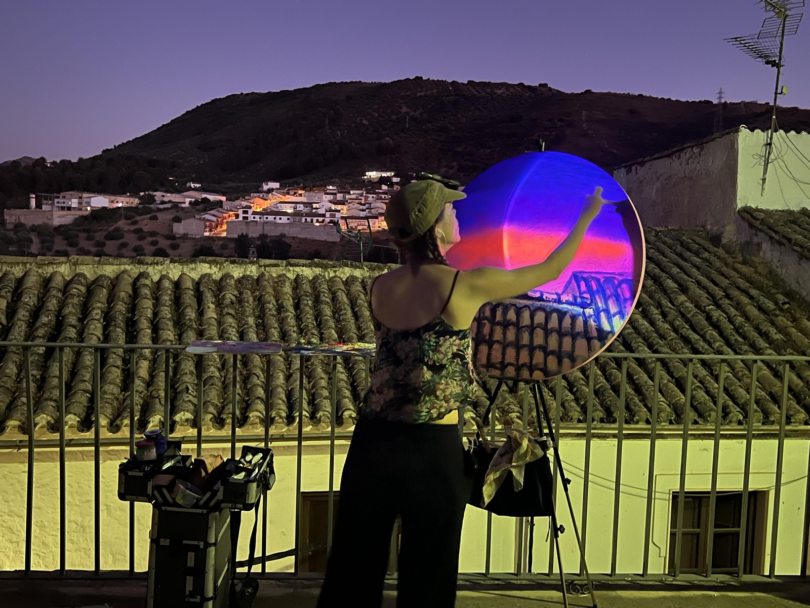 Una artista dibuja de noche el paisaje de Priego de Córdoba.
