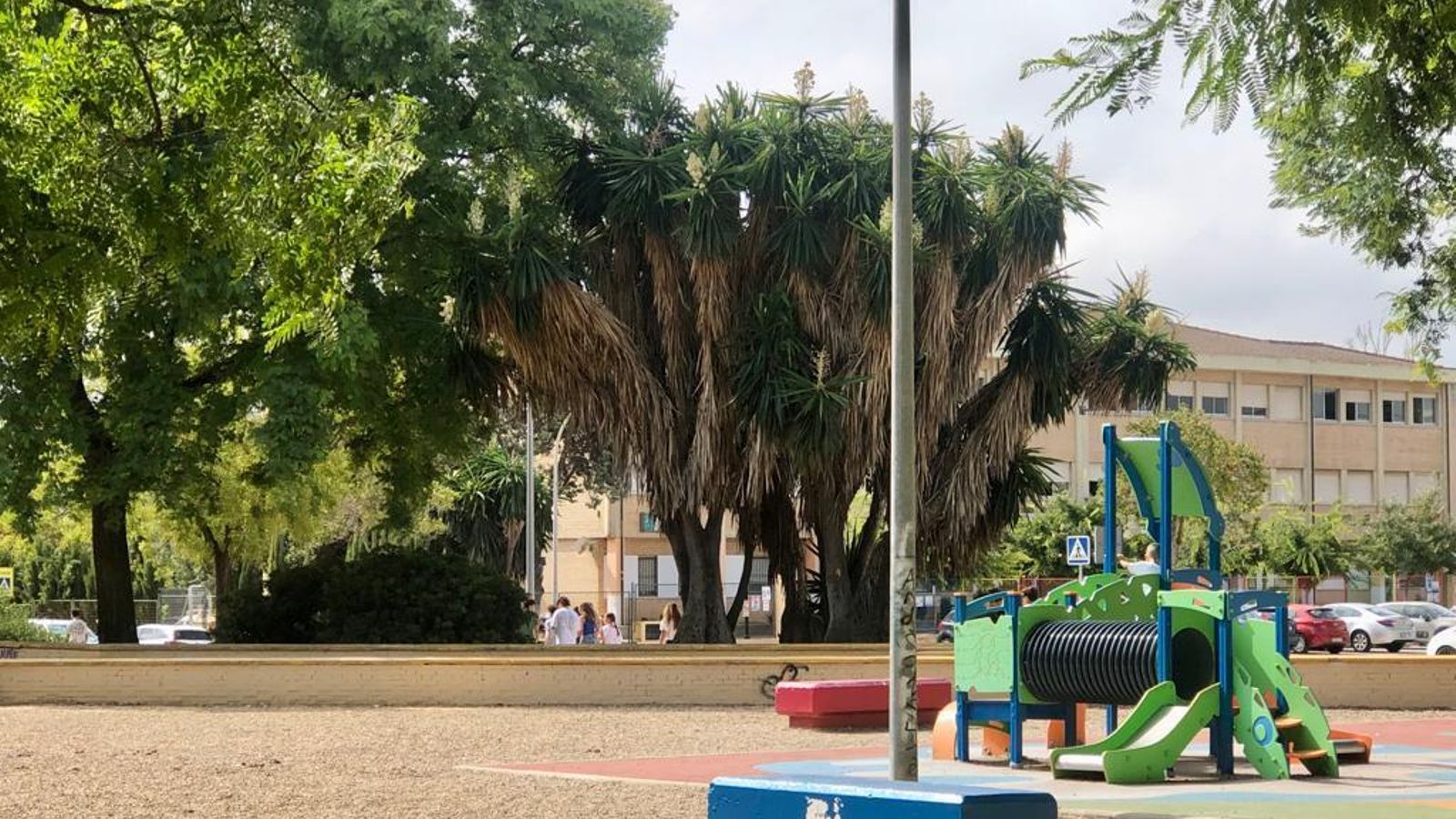 Parque de La Unión, con el colegio al fondo. Parque de La Unión, con el colegio al fondo.