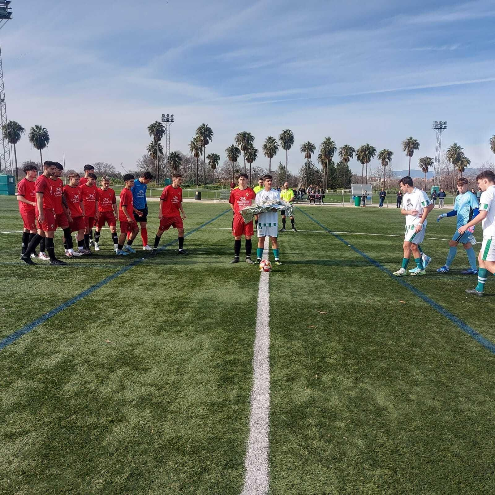 Los cañaeros hacen entrega de un ramo de flores en memoria de Álvaro Prieto.