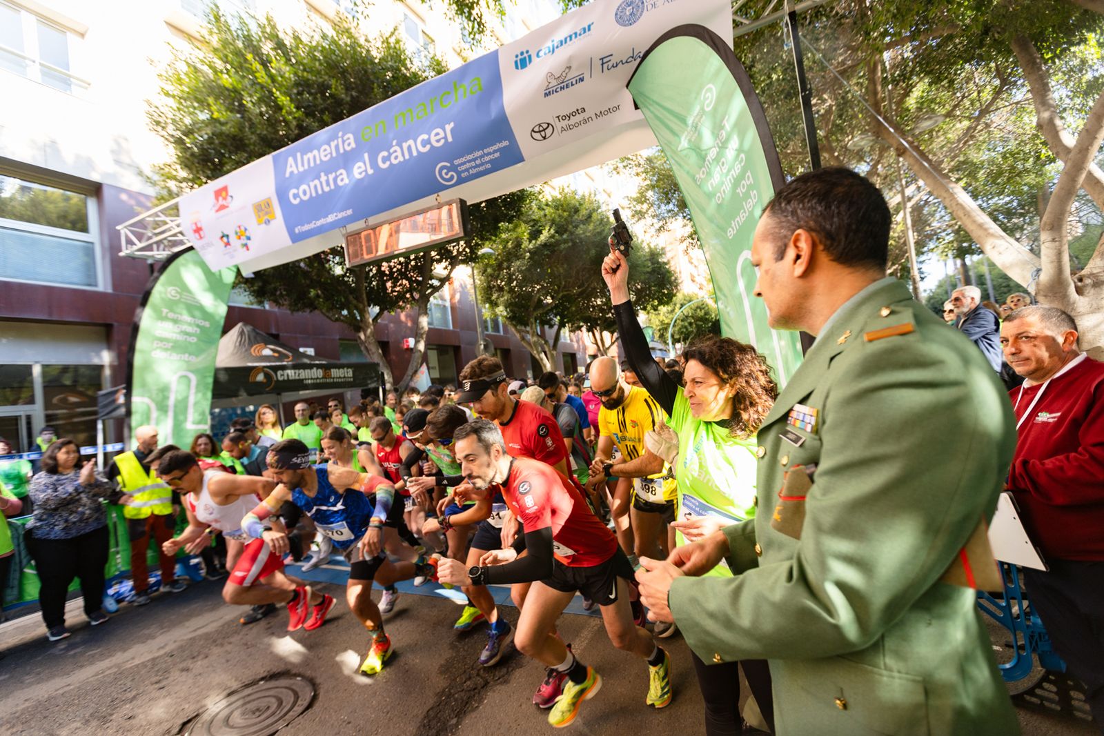 Corredores tomando la salida de la carrera ‘Almería, en marcha contra el cáncer’ del pasado año.