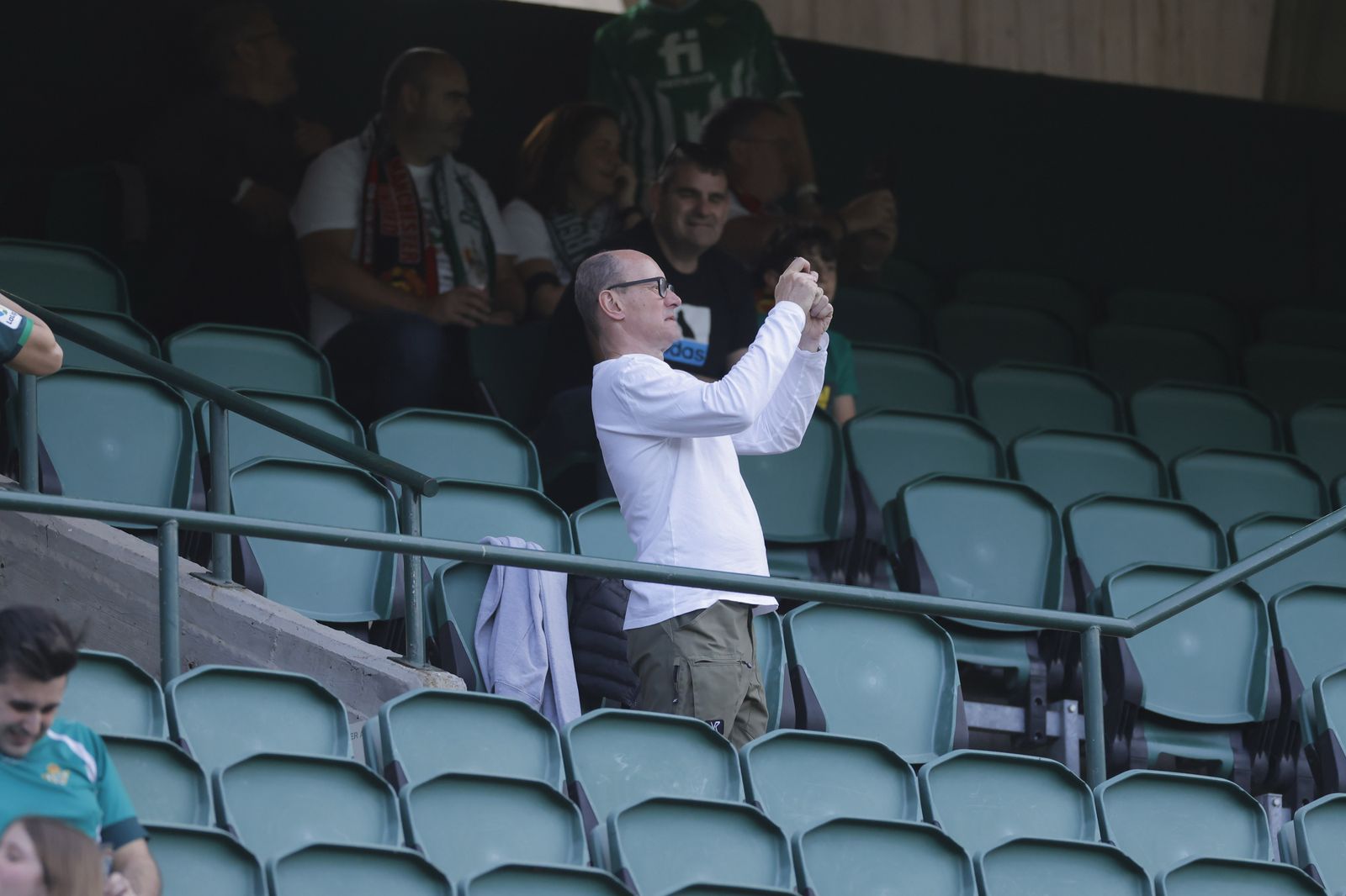 Búscate en las fotos del Betis-Manchester