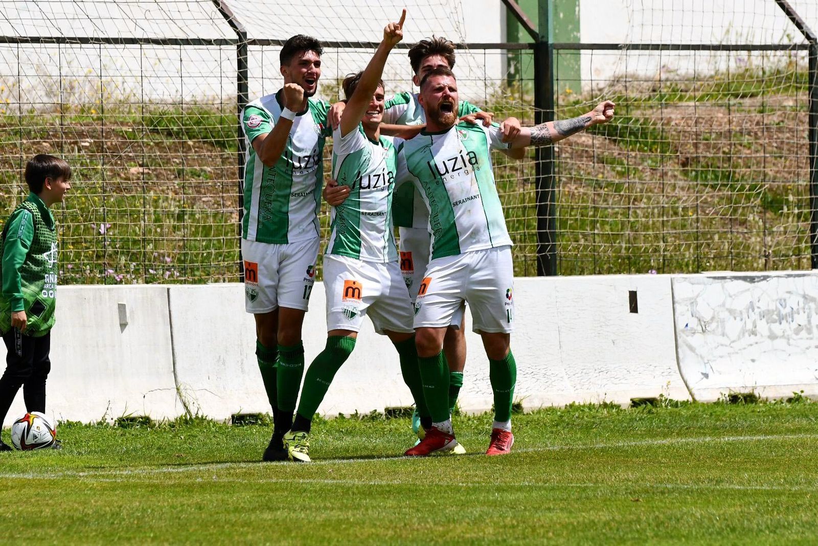 El Antequera celebra un gol en El Maulí.