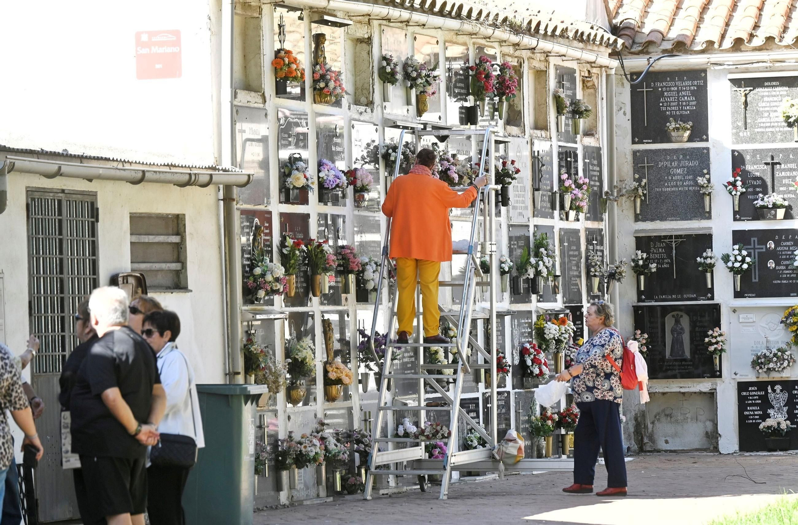 Las imágenes del Día de los Santos en los cementerios de Córdoba