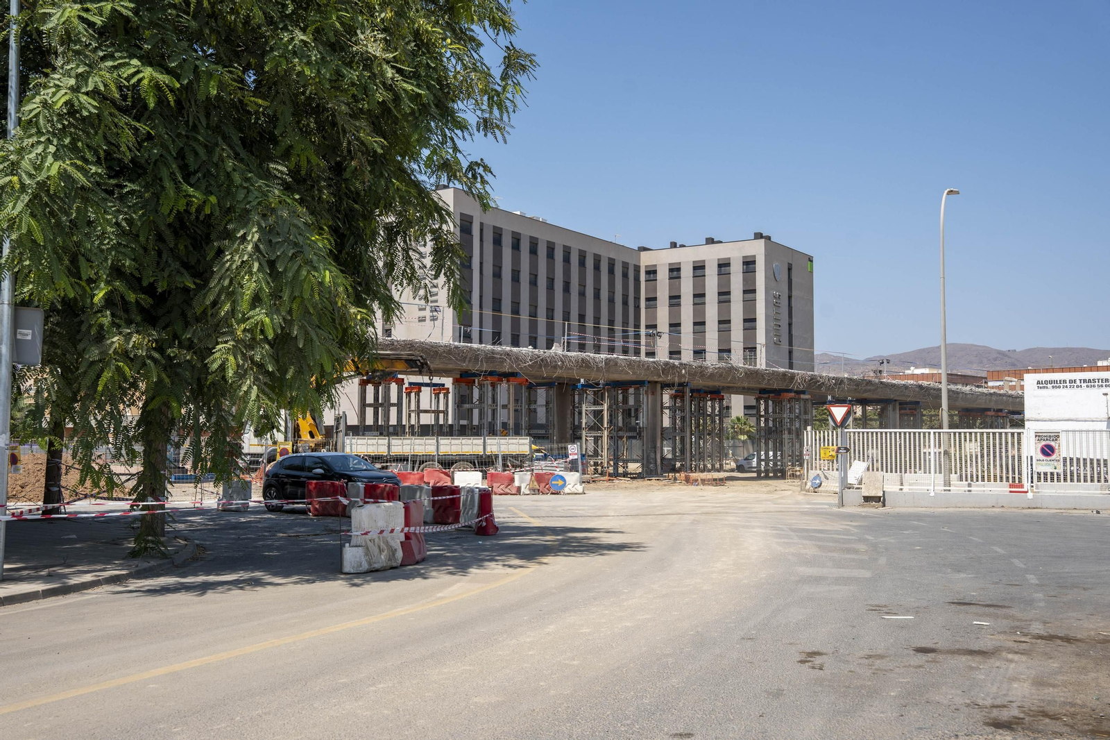Las imágenes del desmantelamiento en el Puente de la Avenida Mediterráneo en Almería