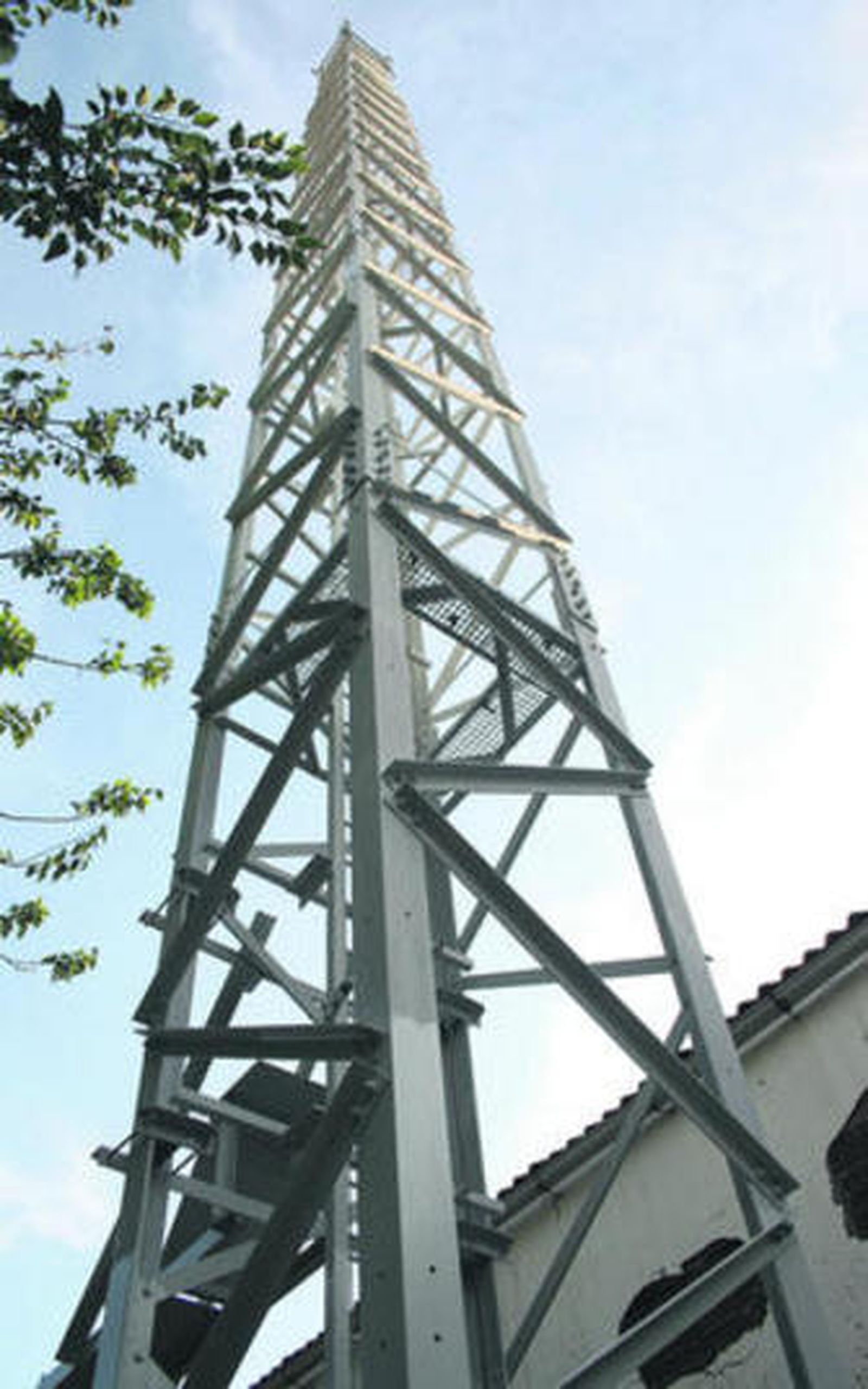 La antena en construcción en La Perlita.