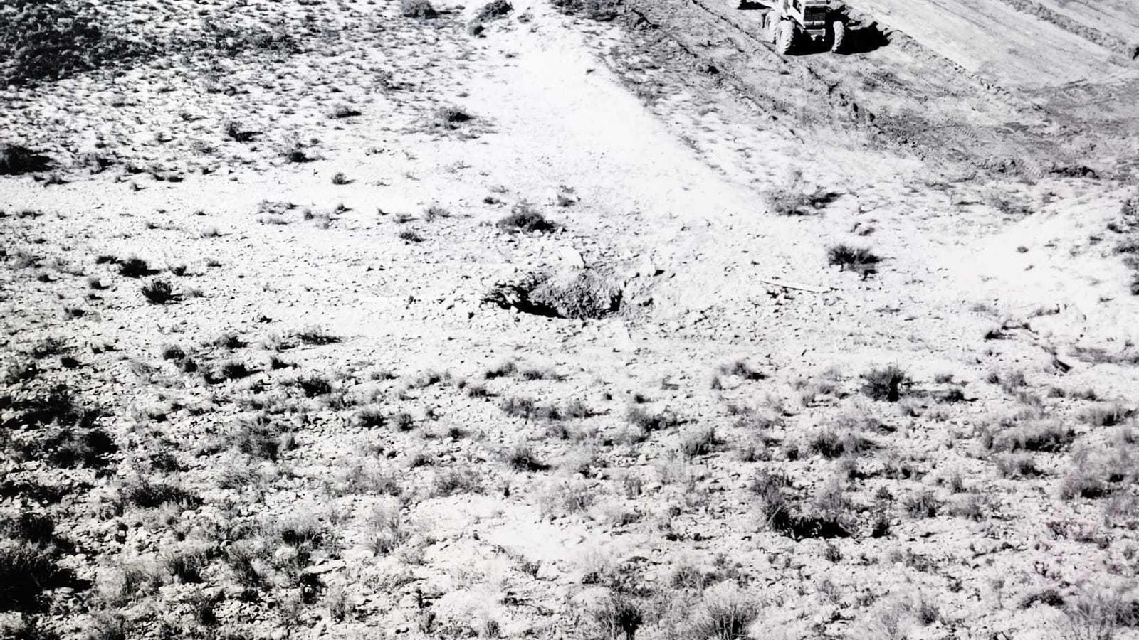 Enero de 1966. Cráter de la bomba 2. Tenía más de seis metros de diámetro por tres de profundidad. También permite constatar la medida unilateral de la USAF de tapar esa zona muy radiactiva con una capa de tierra.