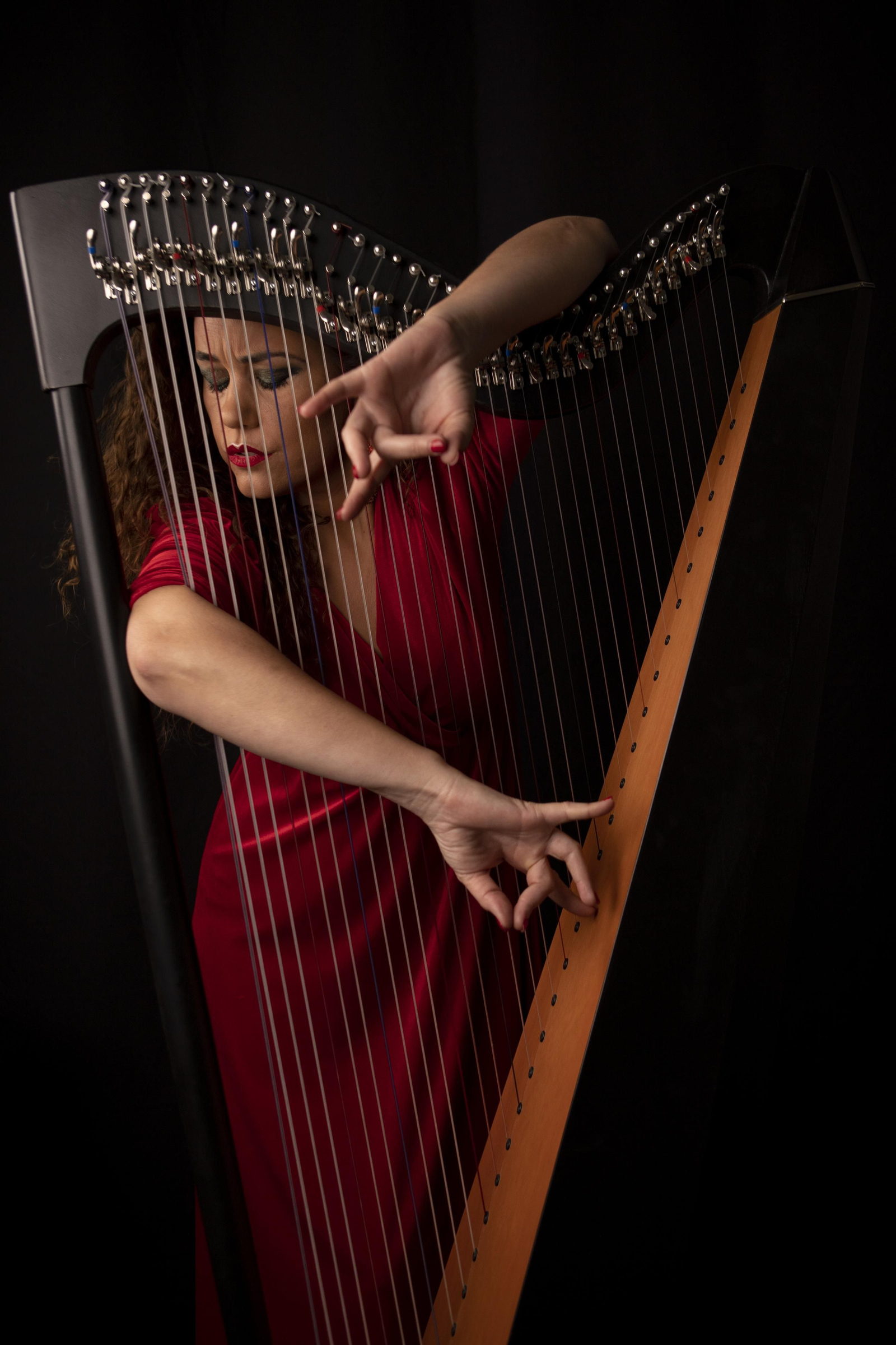 La jerezana Ana Crismán, con su arpa.