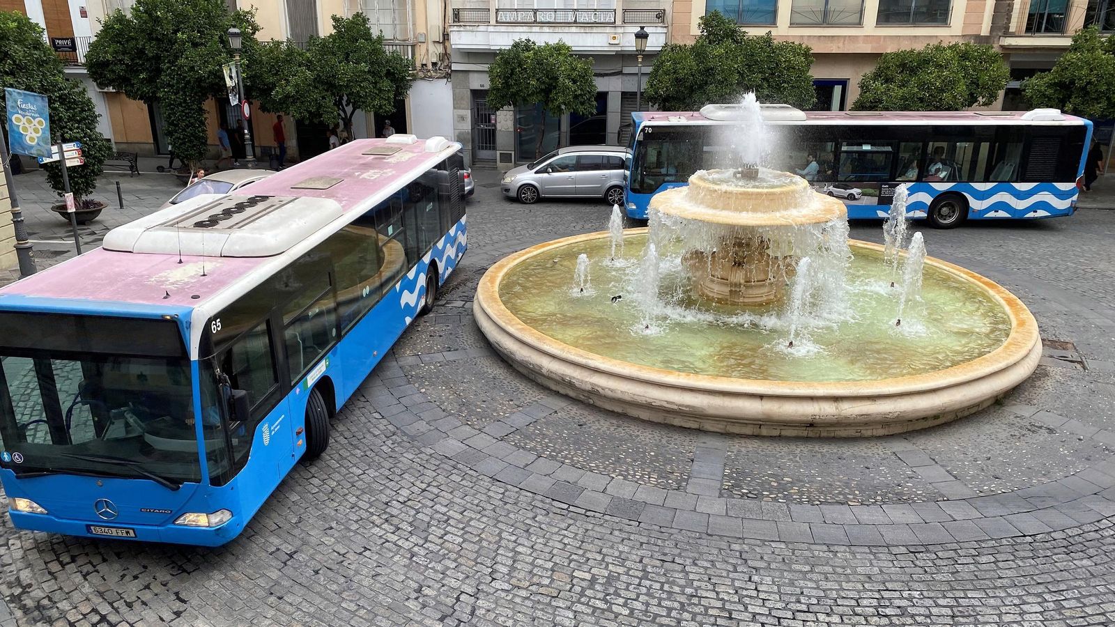 Unos autobuses urbanos por la Rotonda de los Casinos. Unos autobuses urbanos por la Rotonda de los Casinos.