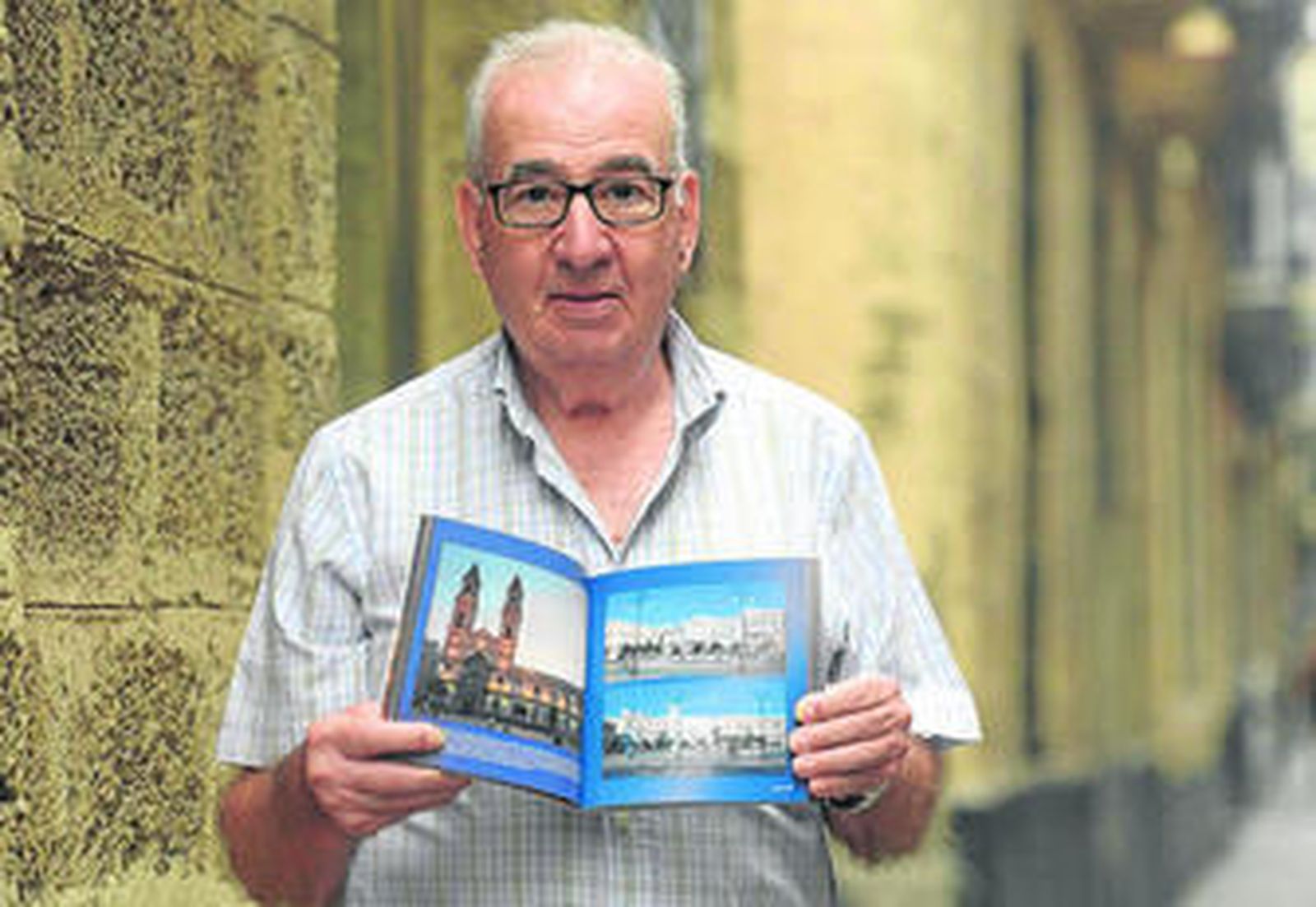 Salvador Hernández, Salva, con su libro abierto por la lámina dedicada a la plaza de San Antonio.
