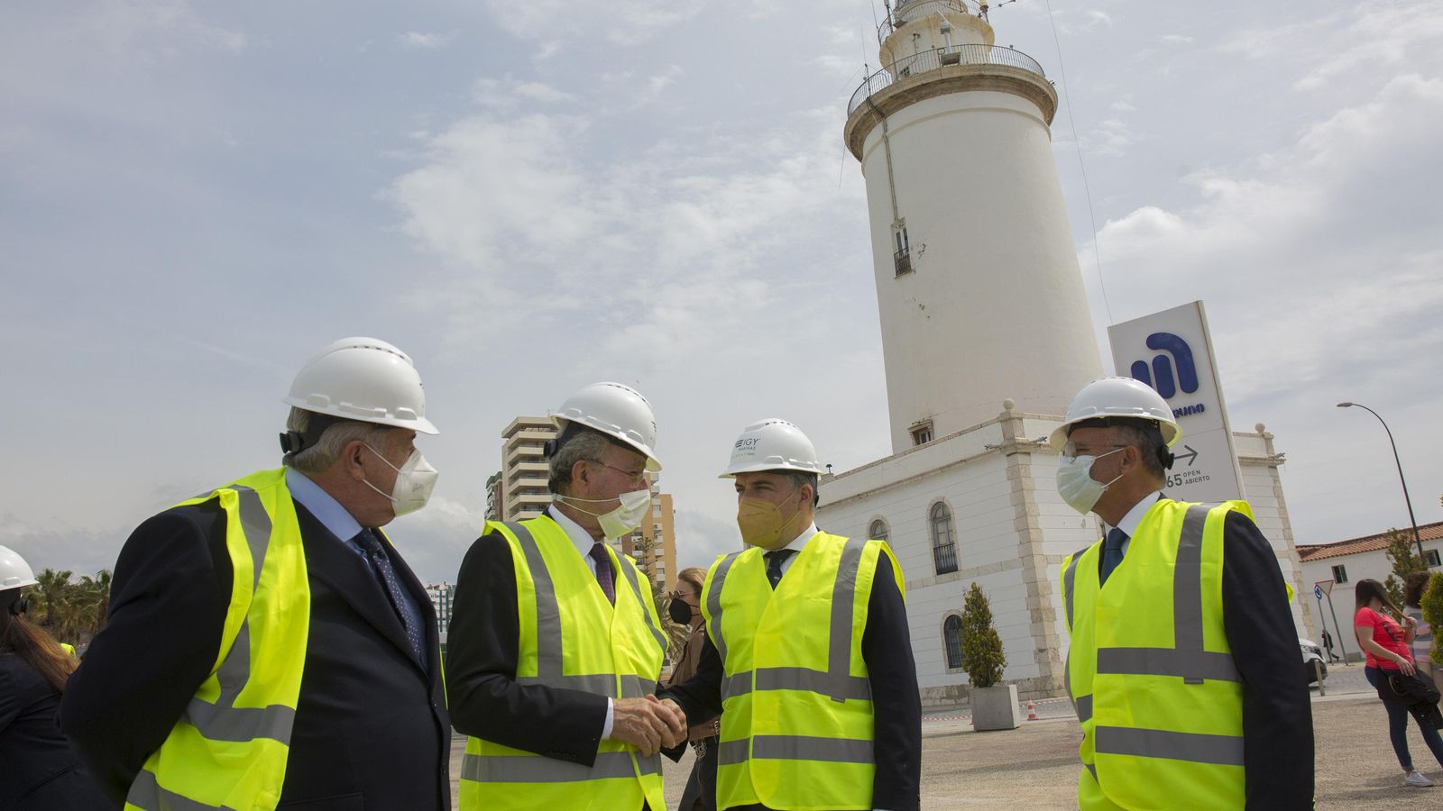 José Luis Almazán, Francisco de la Torre, Elías Bendodo y Carlos Rubio, ayer, junto a la Farola.