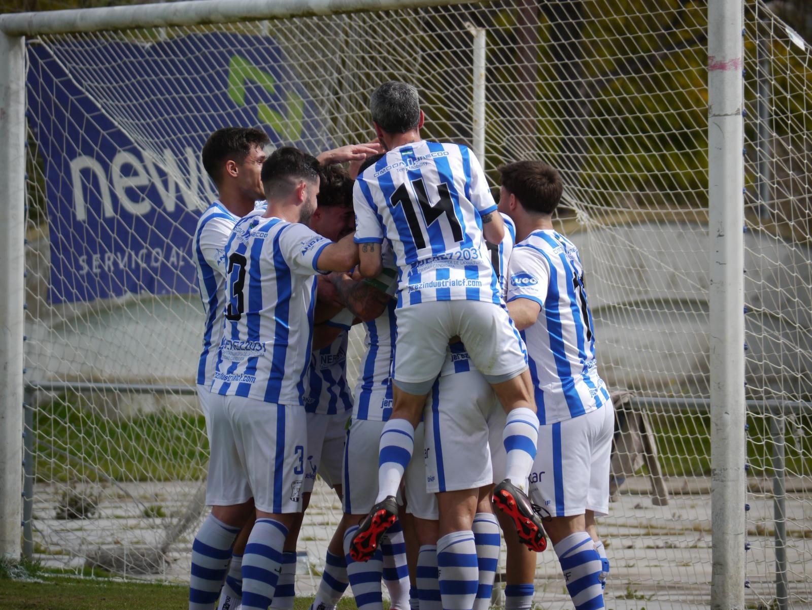 Los jugadores del Jerez Industrial celebran el primer tanto de Dani Güiza.