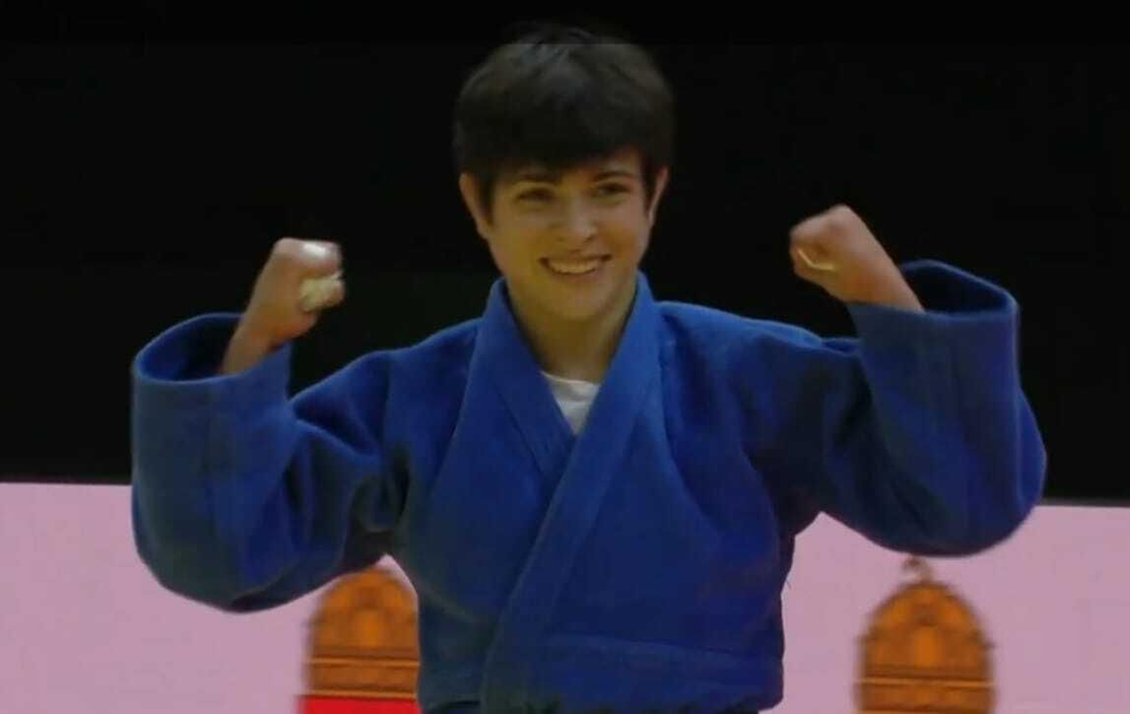 Julia Figueroa celebra la medalla de bronce en Budapest.