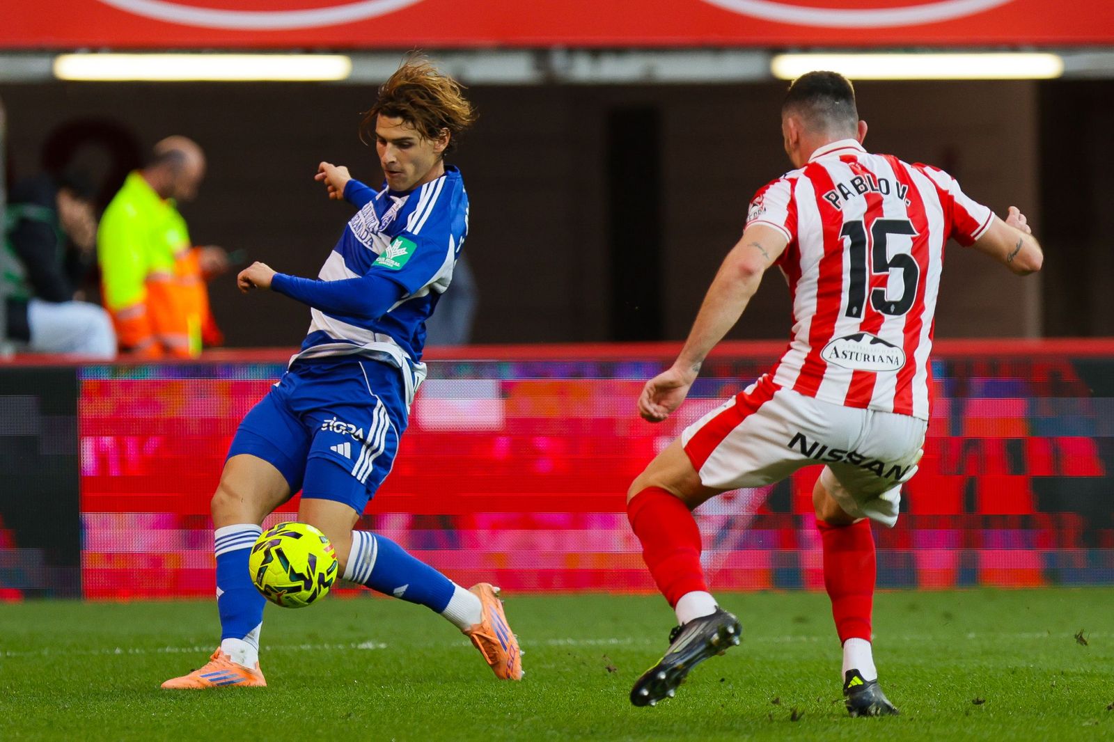 Pascual encara a un rival en un partido anterior del Granada