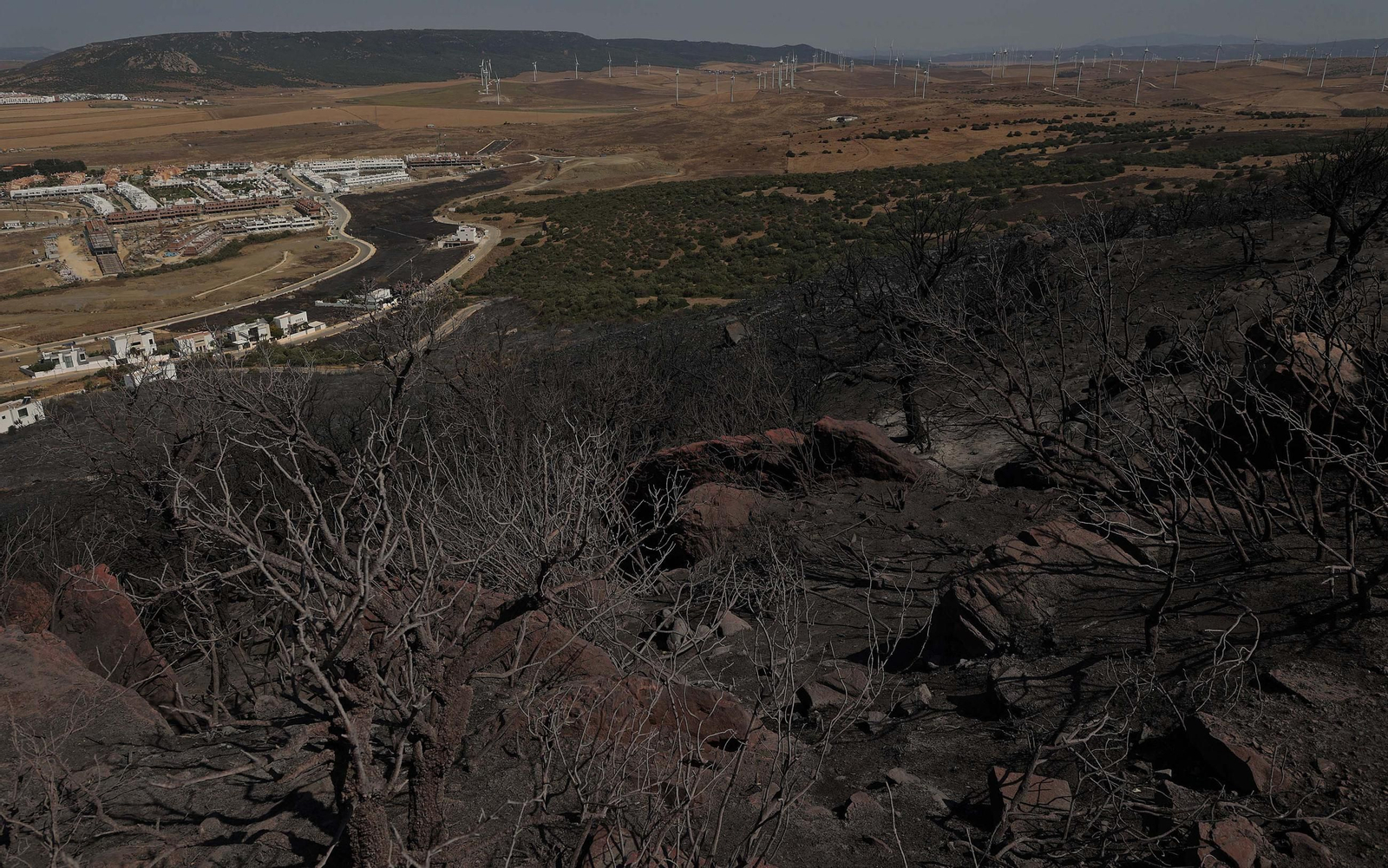 Así han quedado Atlanterra y Zahara de los Atunes tras el incendio forestal en la Sierra de la Plata de Tarifa