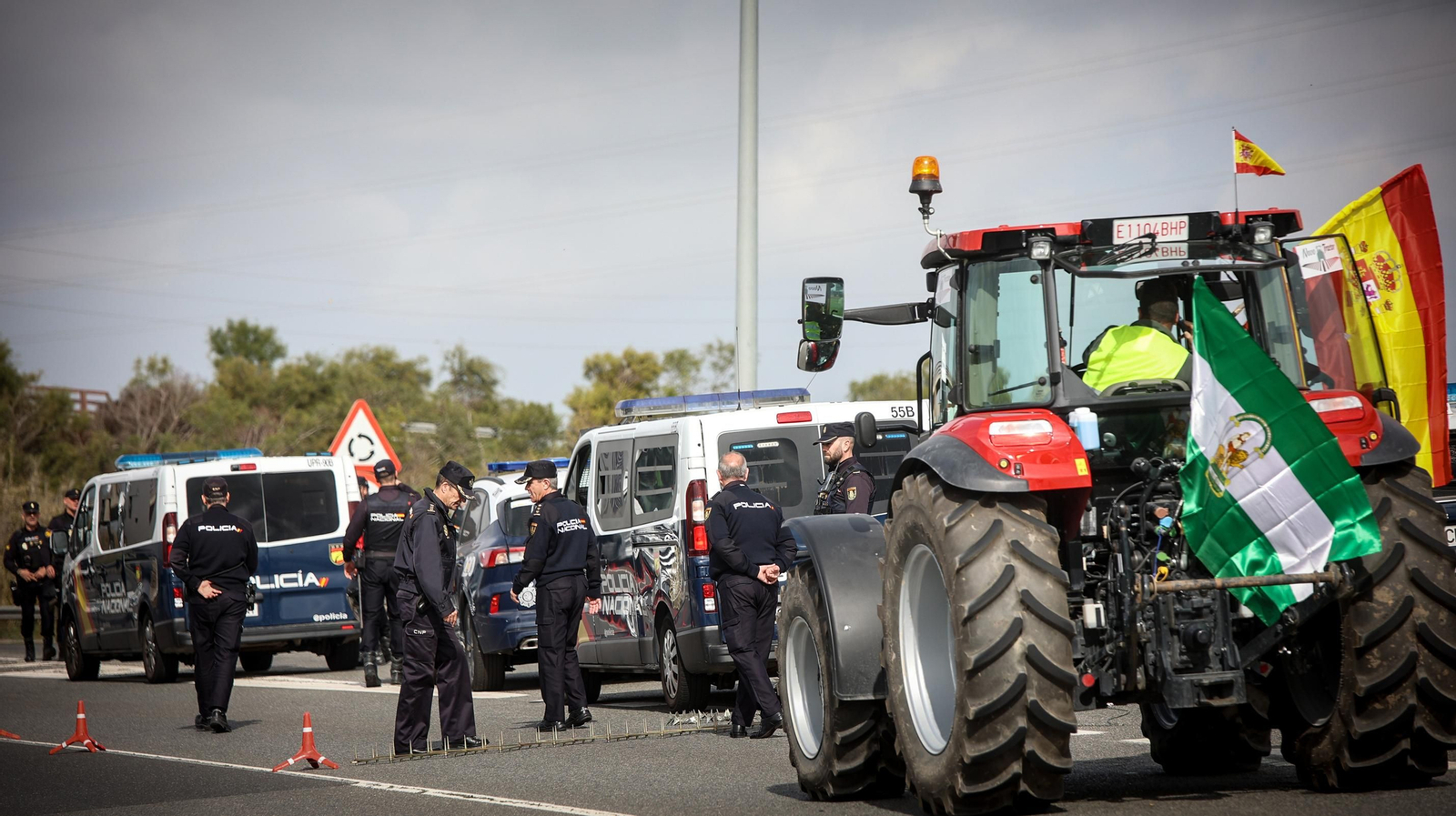 Mucha policía y pocos tractores