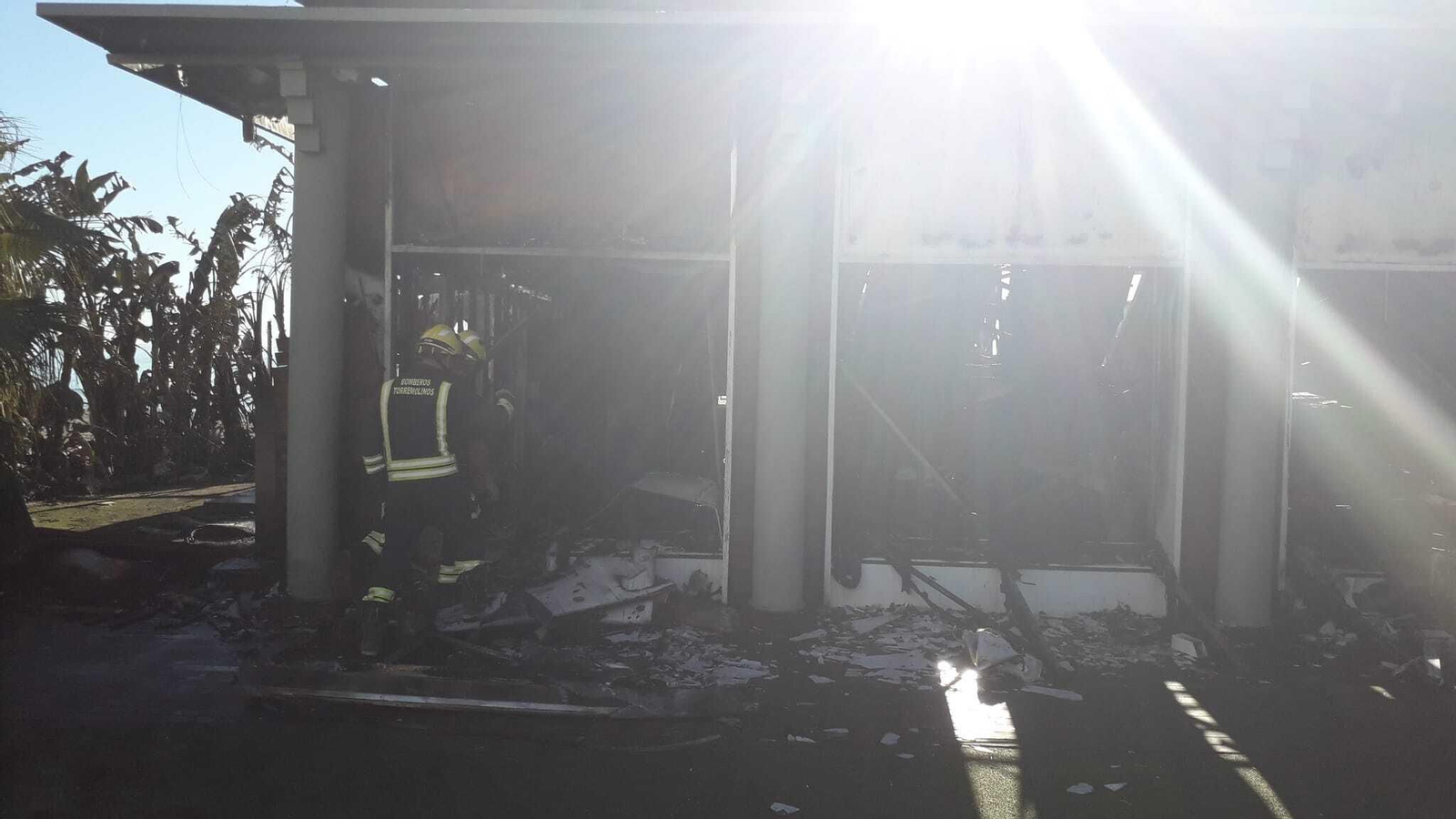 Las fotos del chiringuito Kokun de Torremolinos, arrasado por las llamas