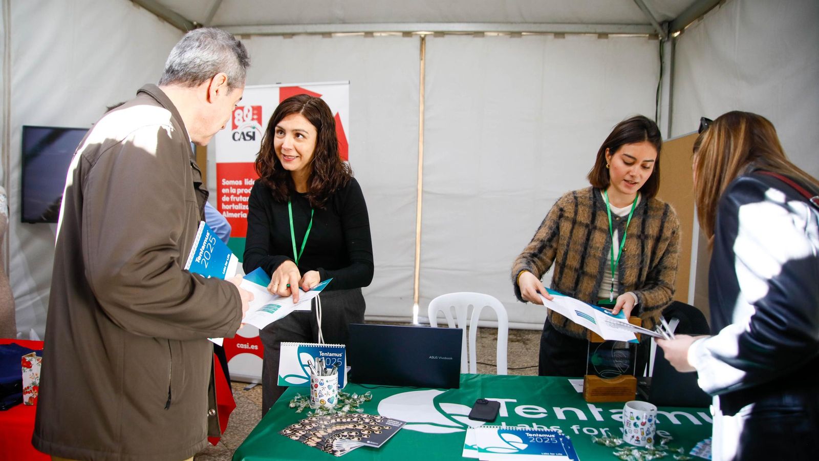 Alumnos han podido presentar sus CV y conocer de primera mano el tejido empresarial local.