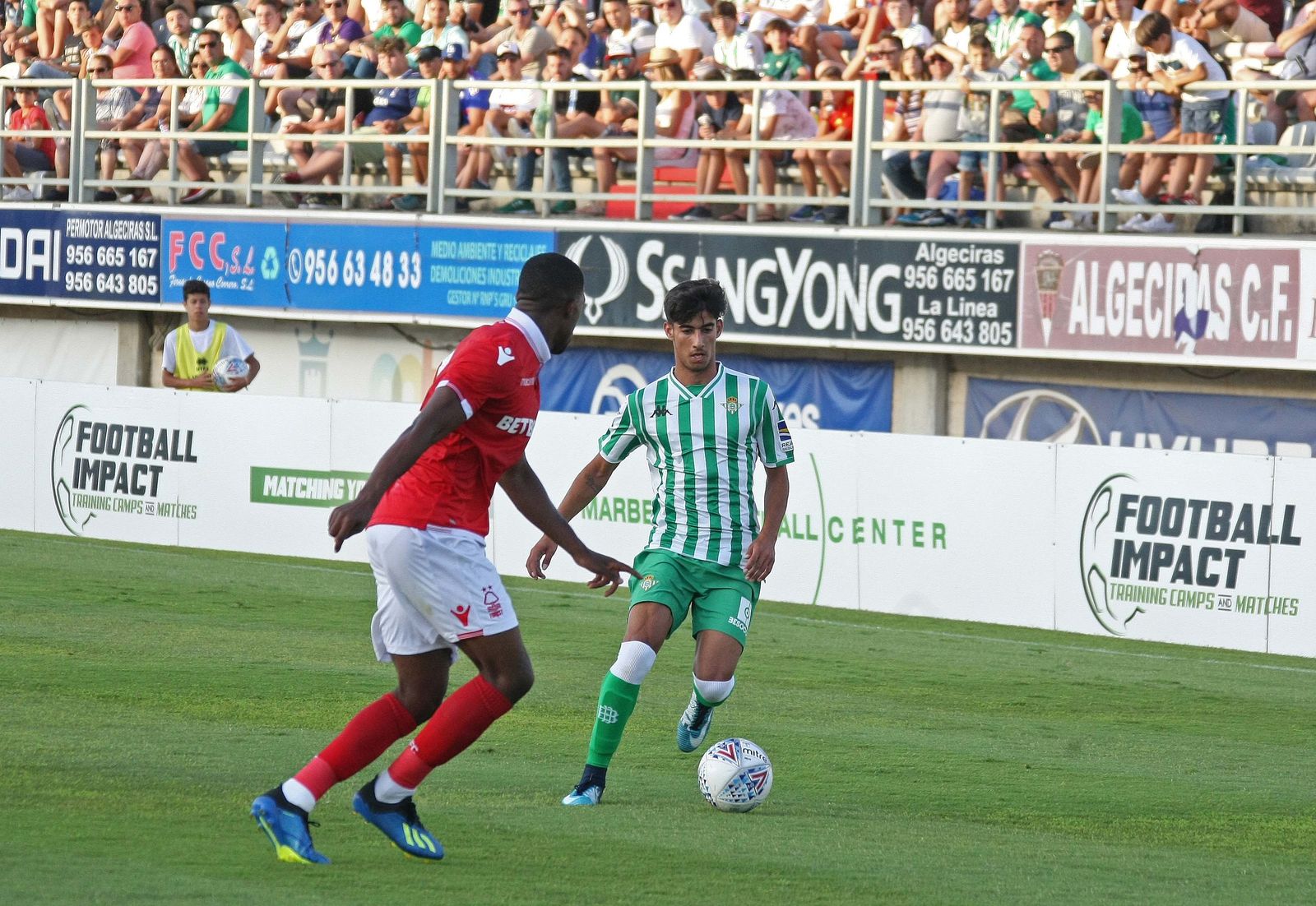 El amistoso Real Betis-Nottingham Forest, en imágenes