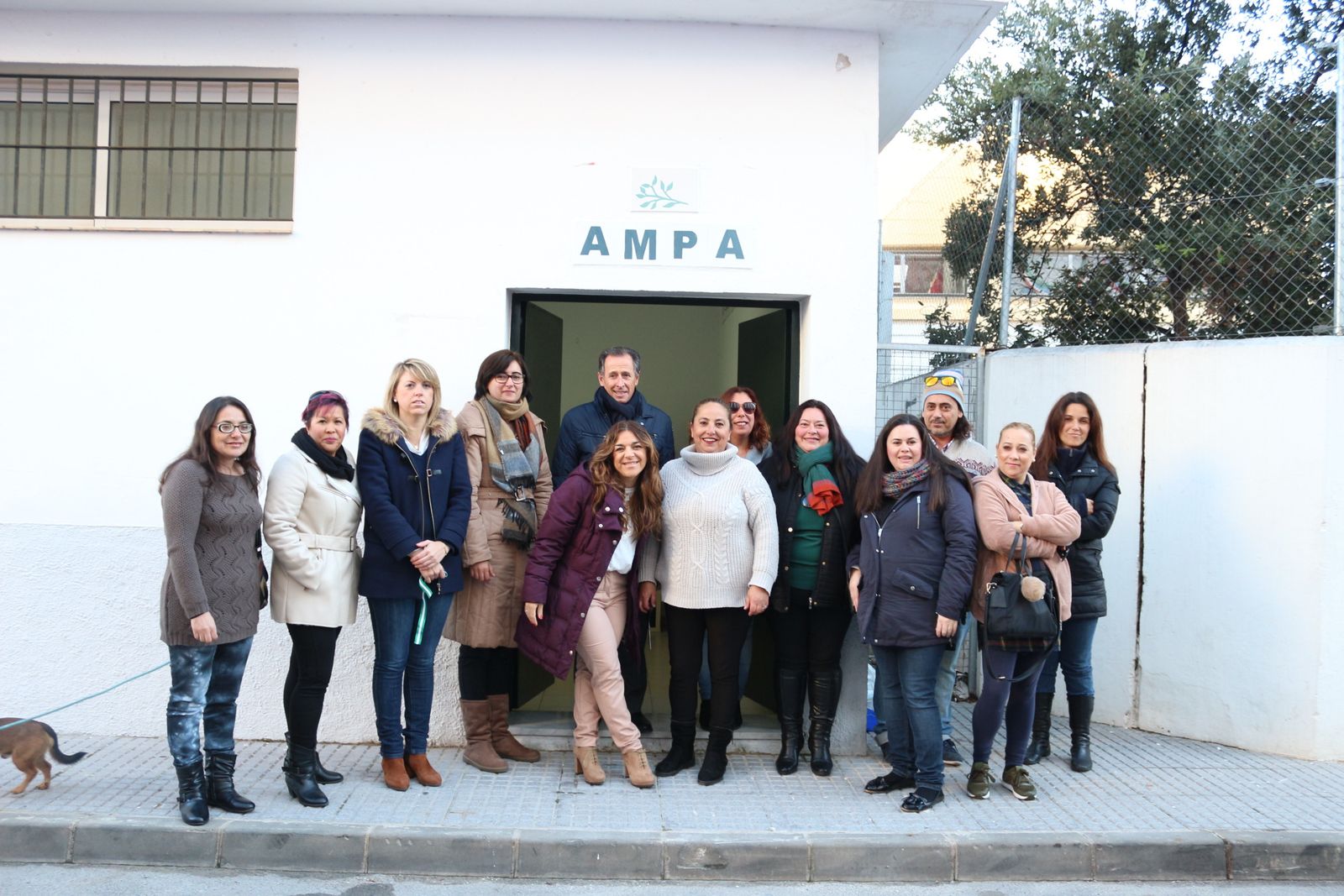 Los representantes del AMPA y del colegio posan con los responsables municipales durante la inauguración de la nueva sede.