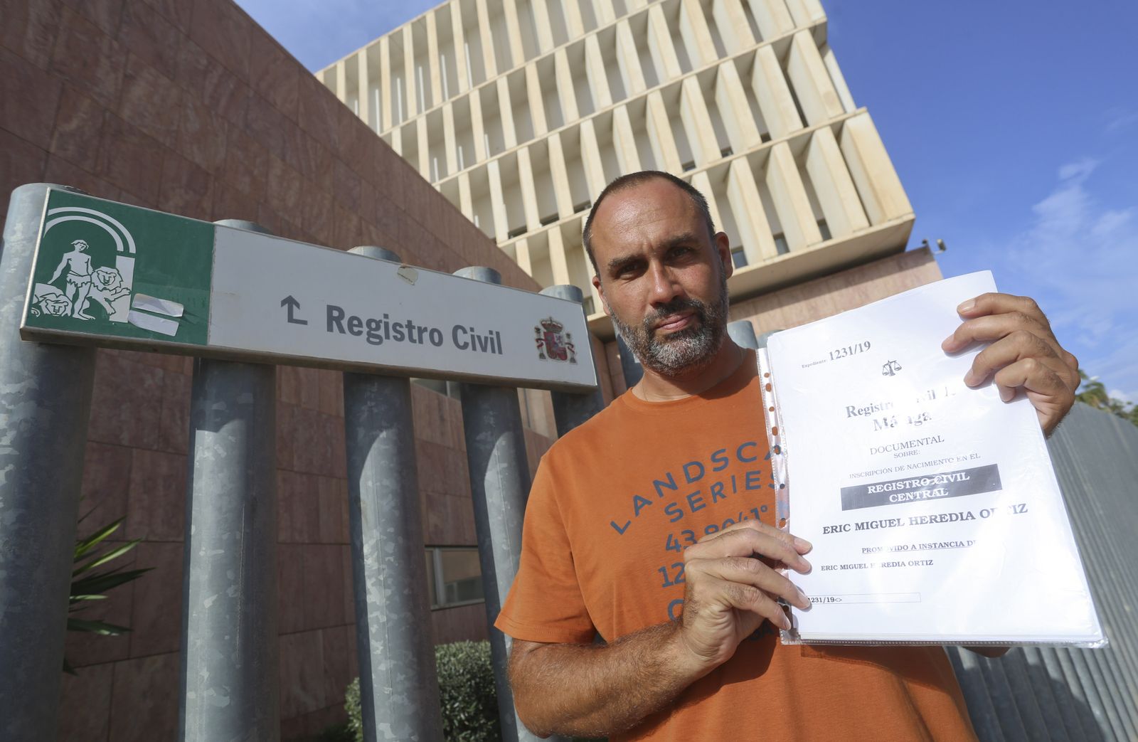 Eric Herida a las puertas del Registro Civil de Málaga.