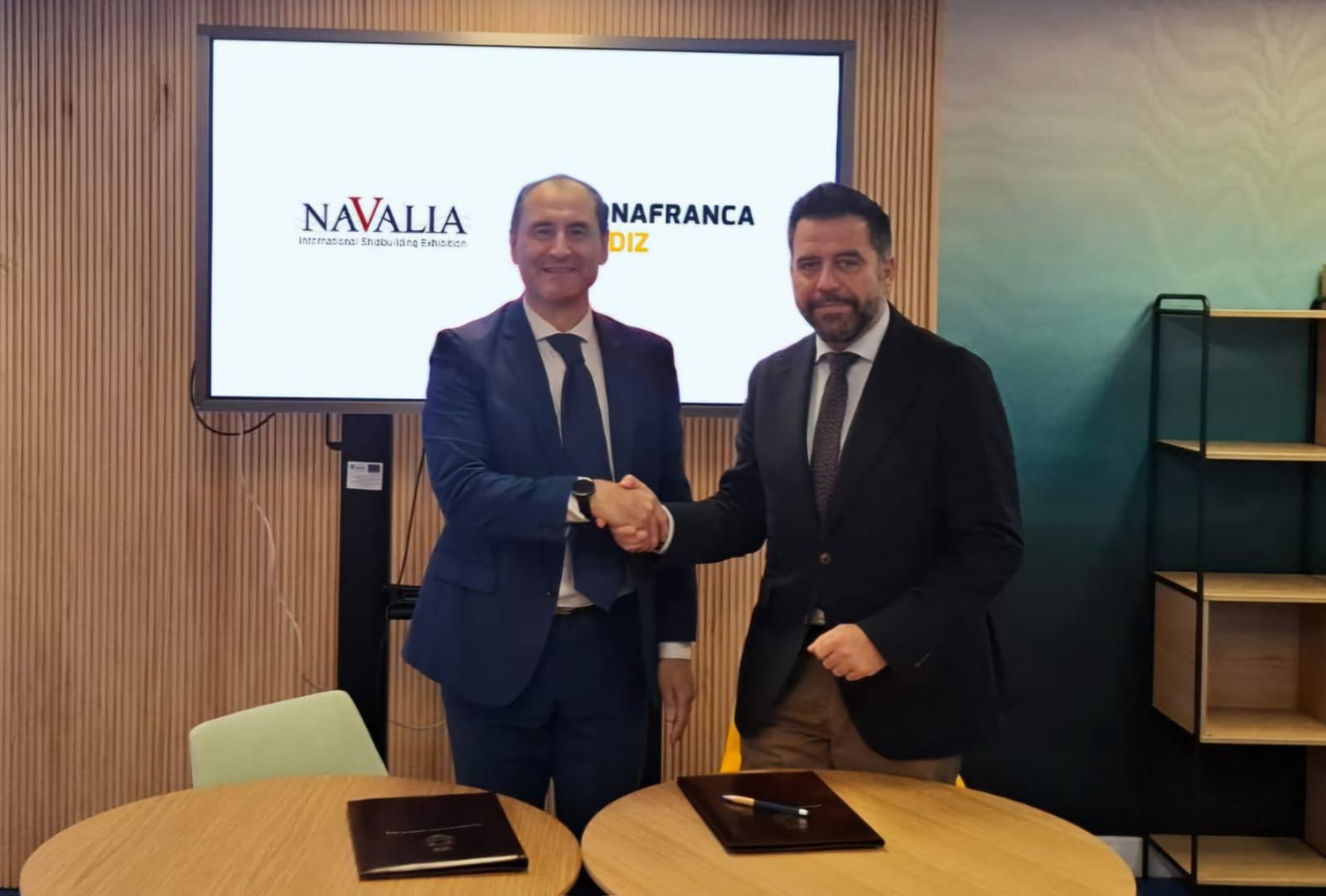 Javier Arnau y Fran González en la firma del acuerdo