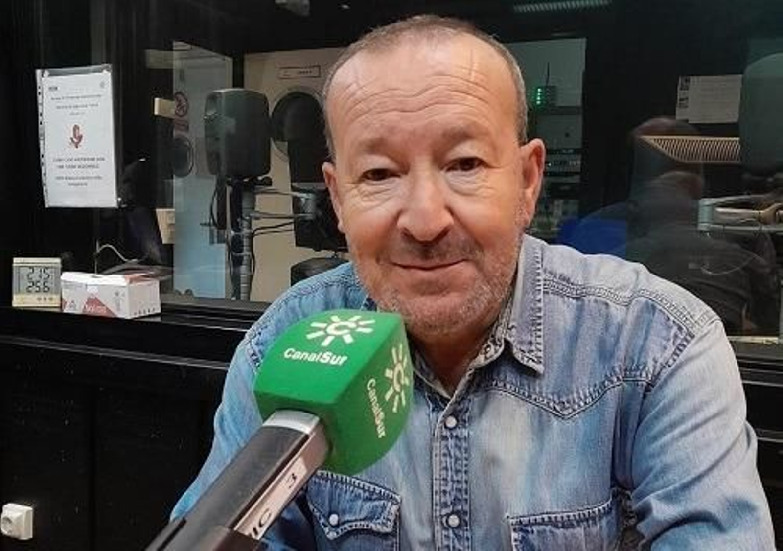 El periodista almeriense Joaquín Amérigo junto al micrófono de Canal Sur antes de comenzar uno de sus programas.