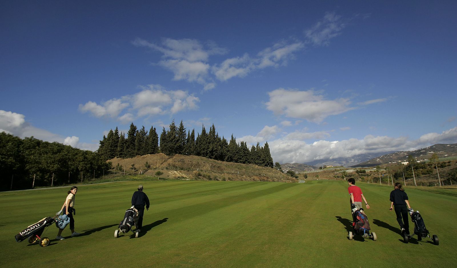 Varios jugadores en el campo de Baviera Golf en Vélez-Málaga.
