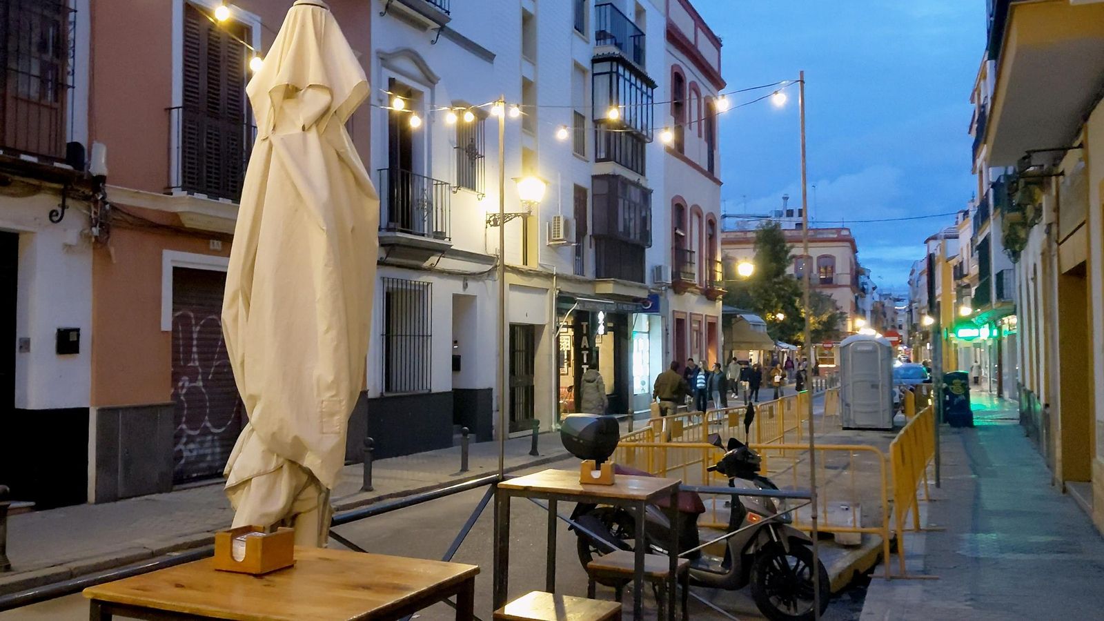 En Bodega San Lorenzo tuvieron que poner luces en la terraza para que fueran visibles al público