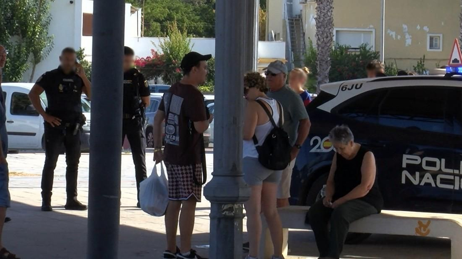 Familiares de Inmacuda junto a ella (con mochila) en la Estacion de Renfe
