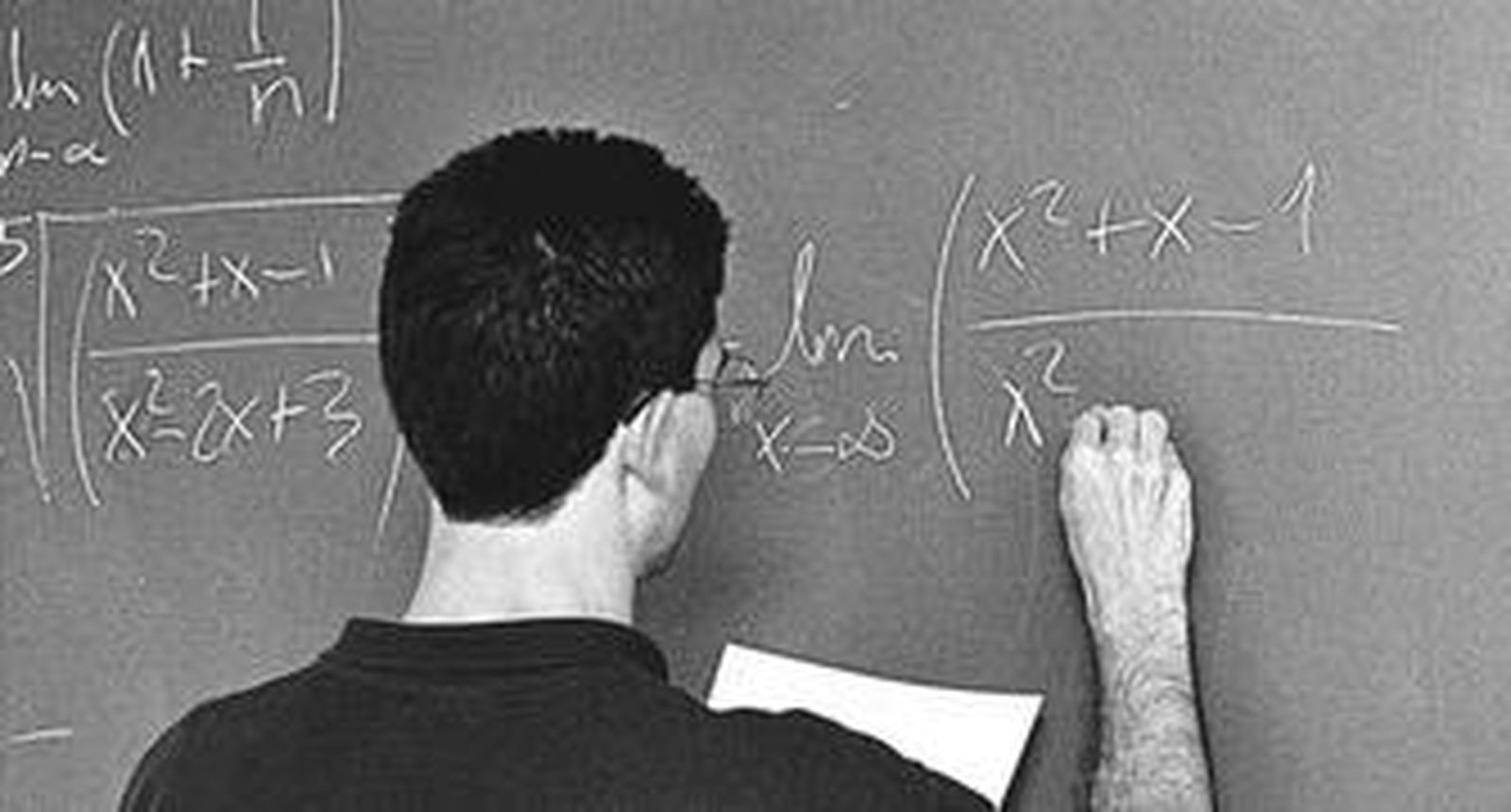 Un profesor de Matemáticas escribiendo en una pizarra.