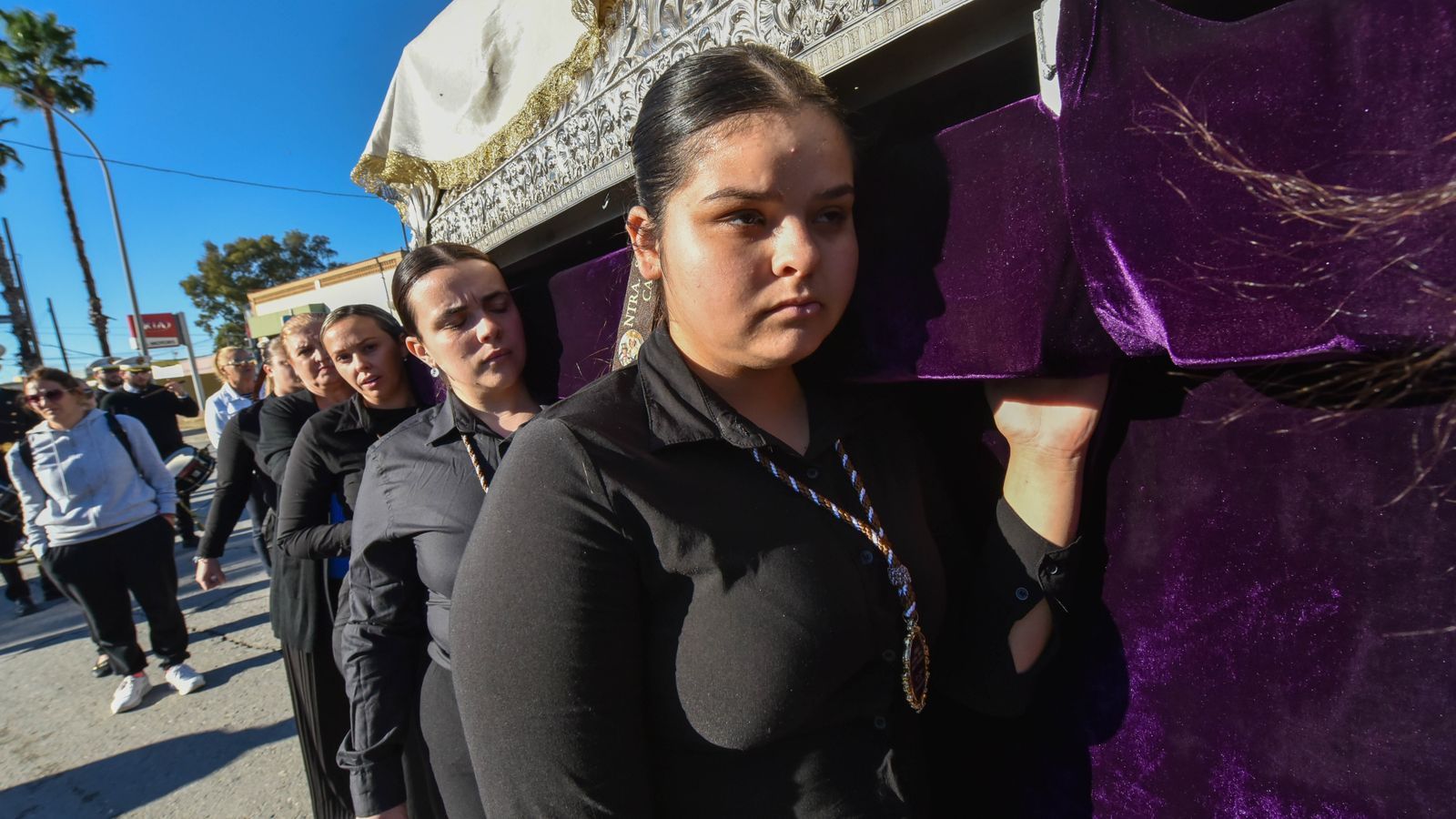 La procesión de la Virgen del Carmen en La Línea por el día de Todos los Santos, en imágenes