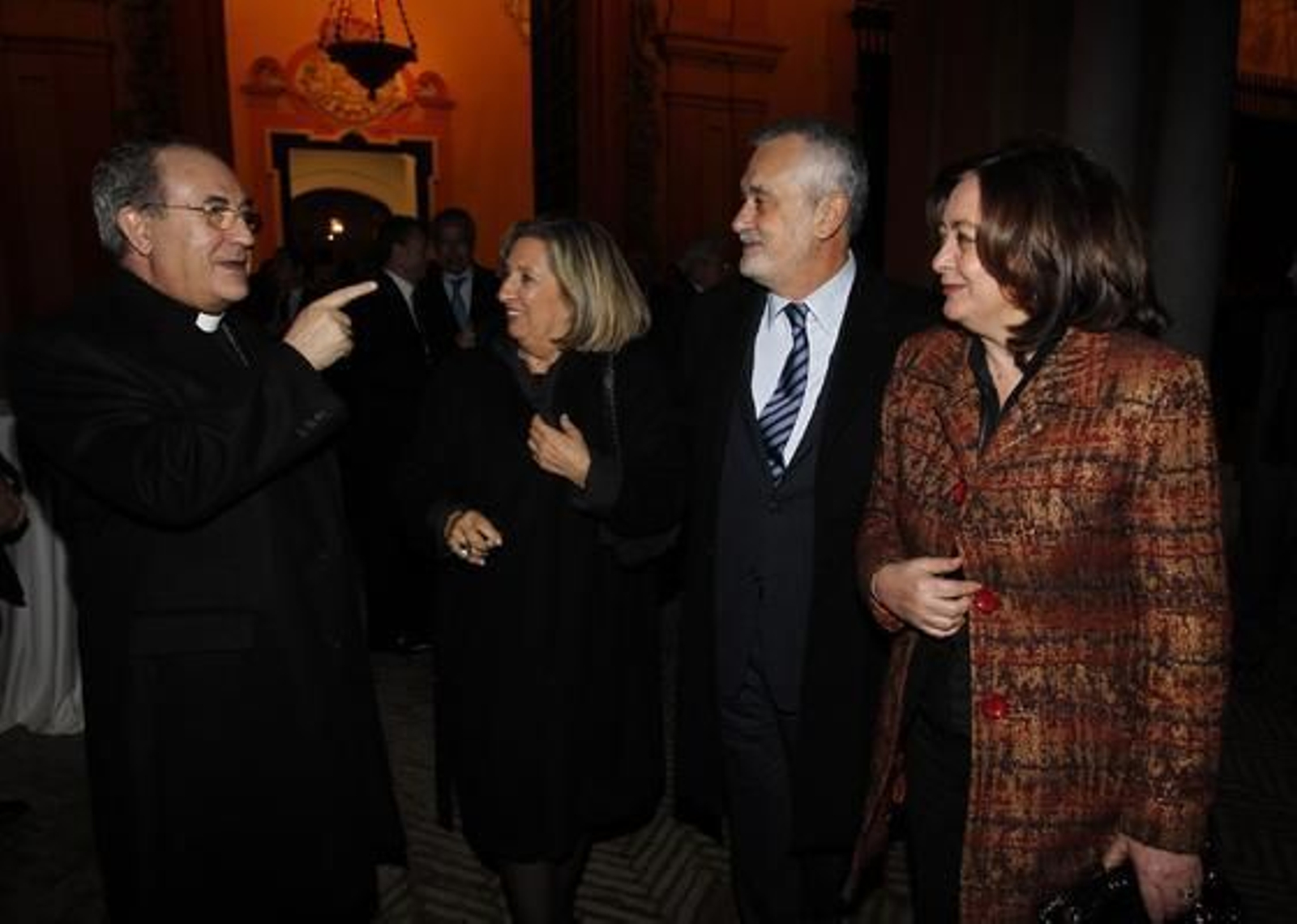 El arzobispo de Sevilla, Juan José Asenjo, señala al presidente de la Junta, José Antonio Griñán, en presencia de la mujer de éste, María Teresa Caravaca, y la consejera Mar Moreno. 

Foto: Antonio Pizarro / Juan Carlos Vázquez / Victoria Hidalgo / Manuel Gómez
