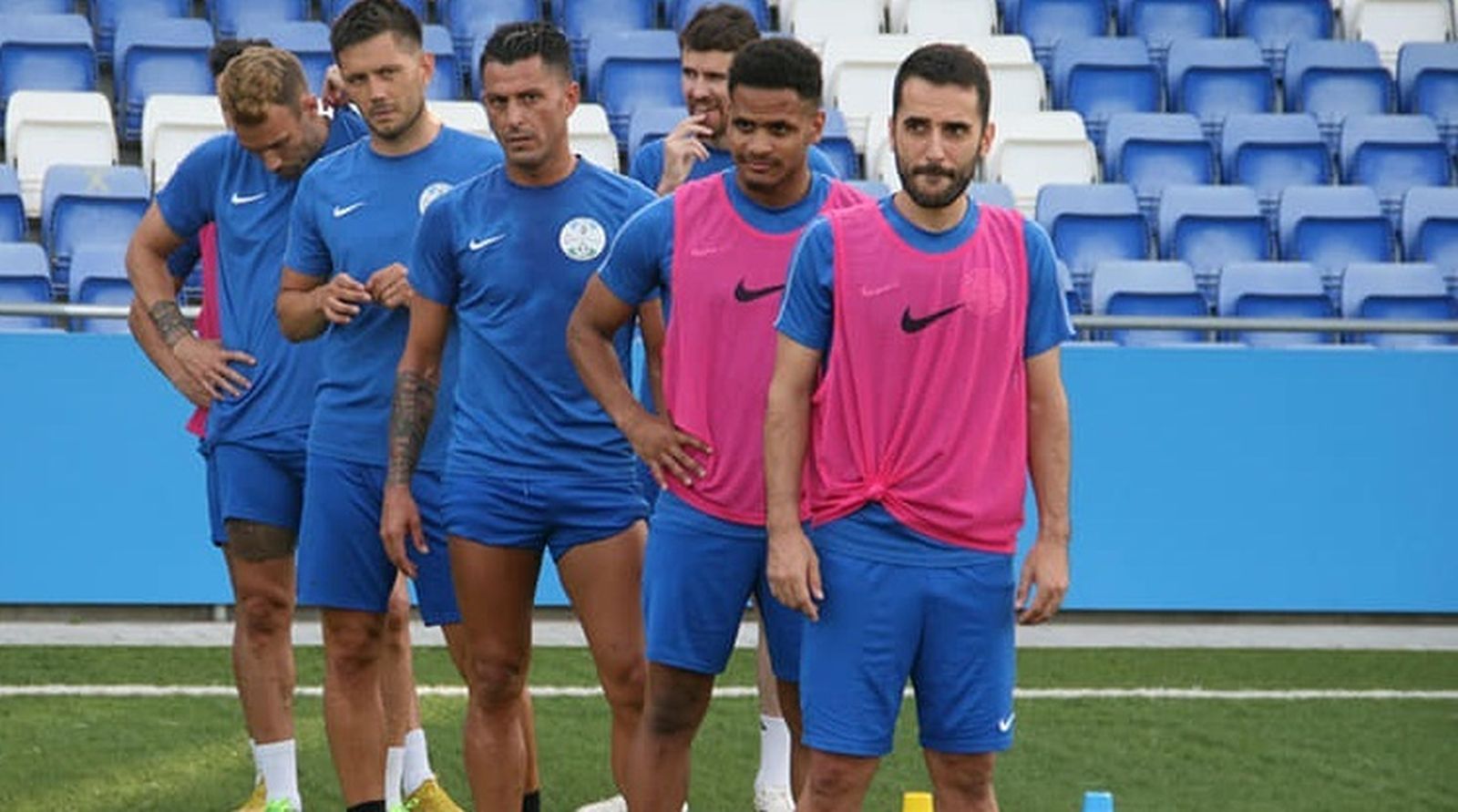 Los jugadores del Ciudad de Lucena, en una pausa del entrenamiento.